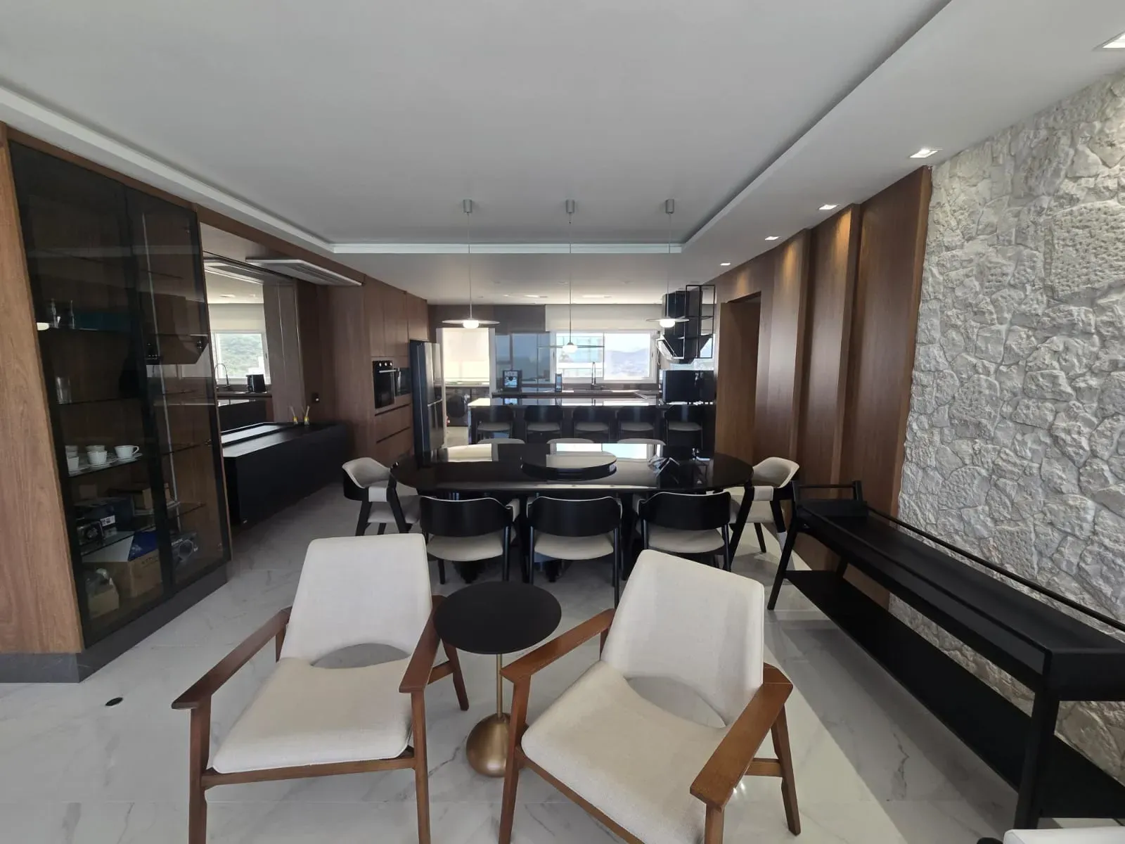 Apartamento vista mar com 4 suítes e 4 vagas de garagem em Balneário Camboriú/SC