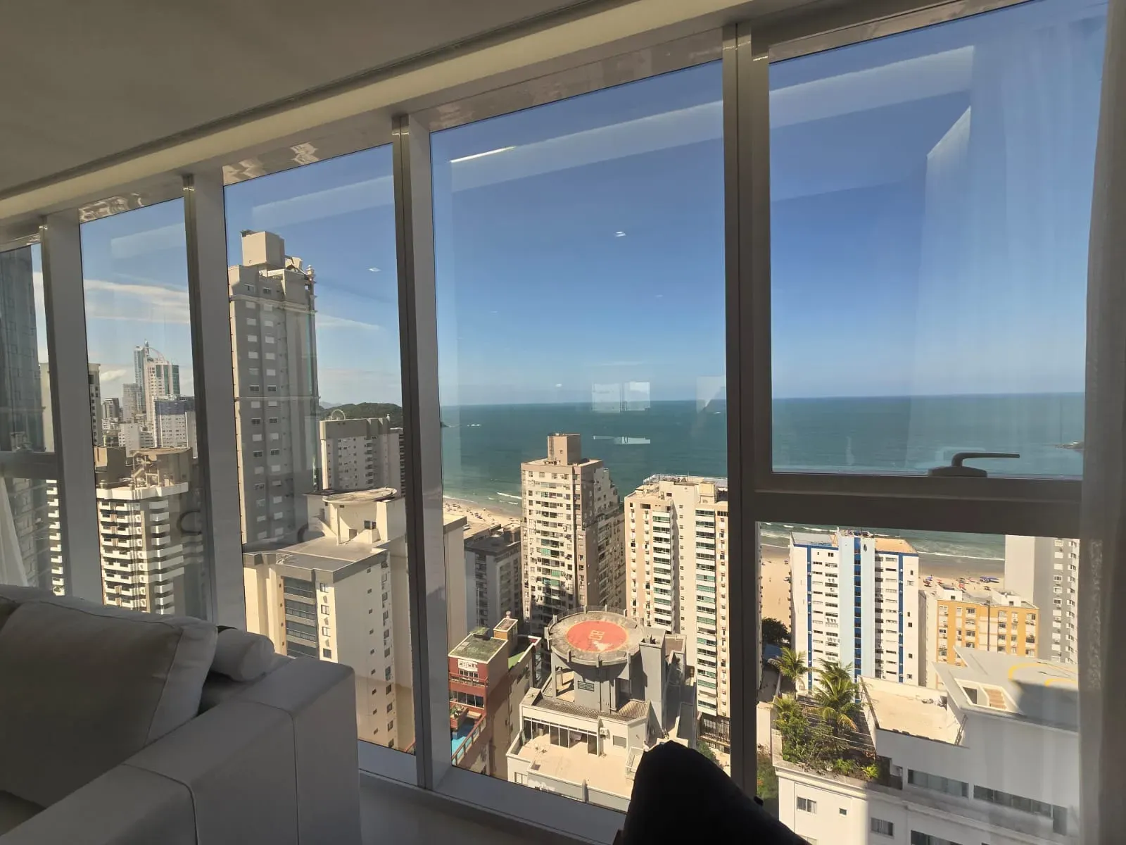 Apartamento vista mar com 4 suítes e 4 vagas de garagem em Balneário Camboriú/SC