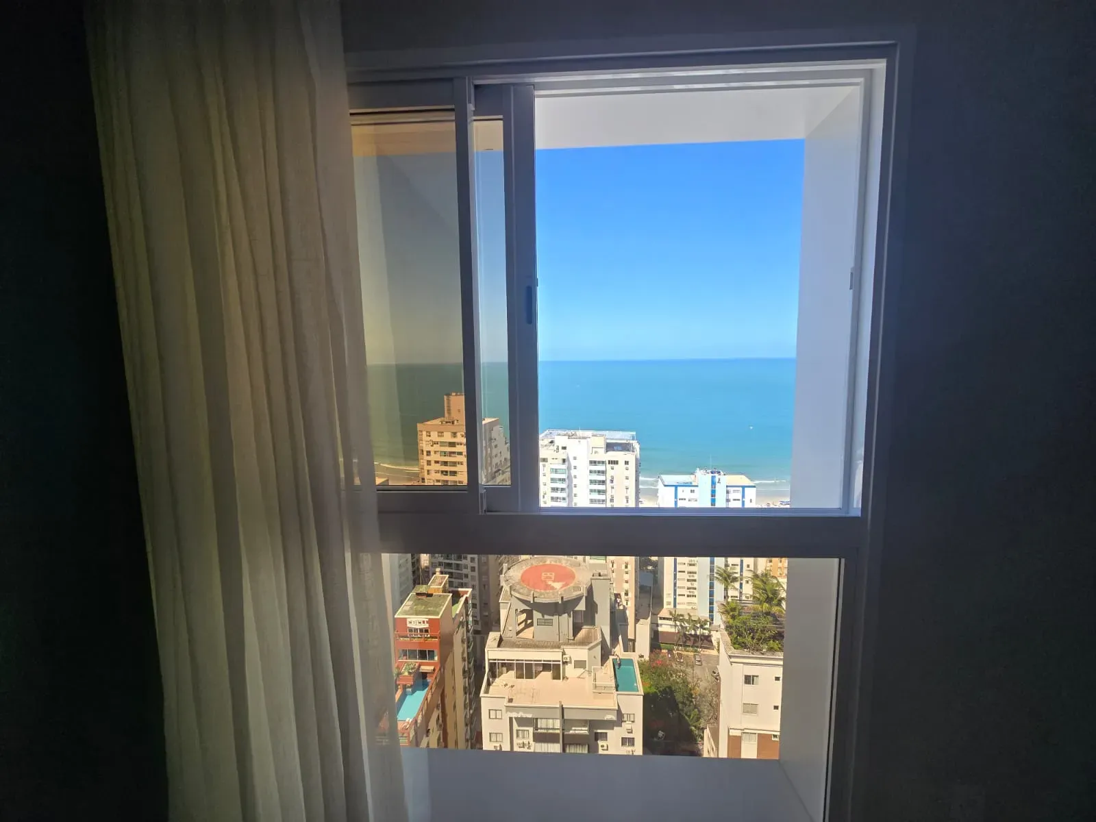 Apartamento vista mar com 4 suítes e 4 vagas de garagem em Balneário Camboriú/SC