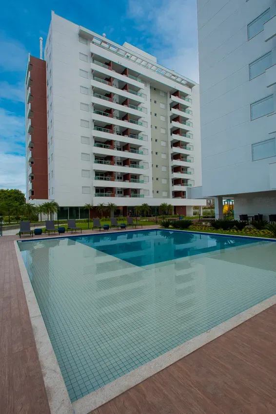 Apartamento com 2 dormitórios sendo 1 suíte e 1 vaga de garagem em Florianópolis/SC