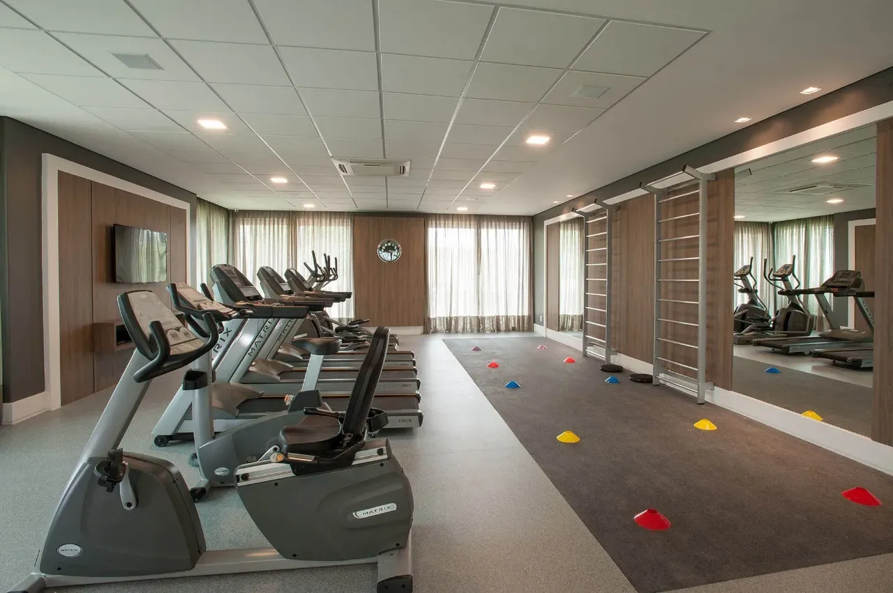 Apartamento com 2 dormitórios sendo 1 suíte e 1 vaga de garagem em Florianópolis/SC