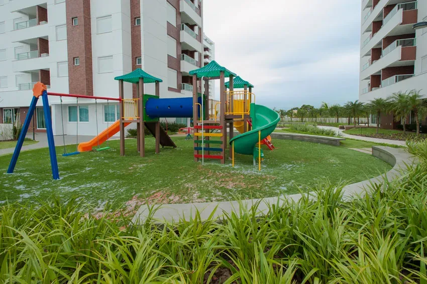 Apartamento com 2 dormitórios sendo 1 suíte e 1 vaga de garagem em Florianópolis/SC