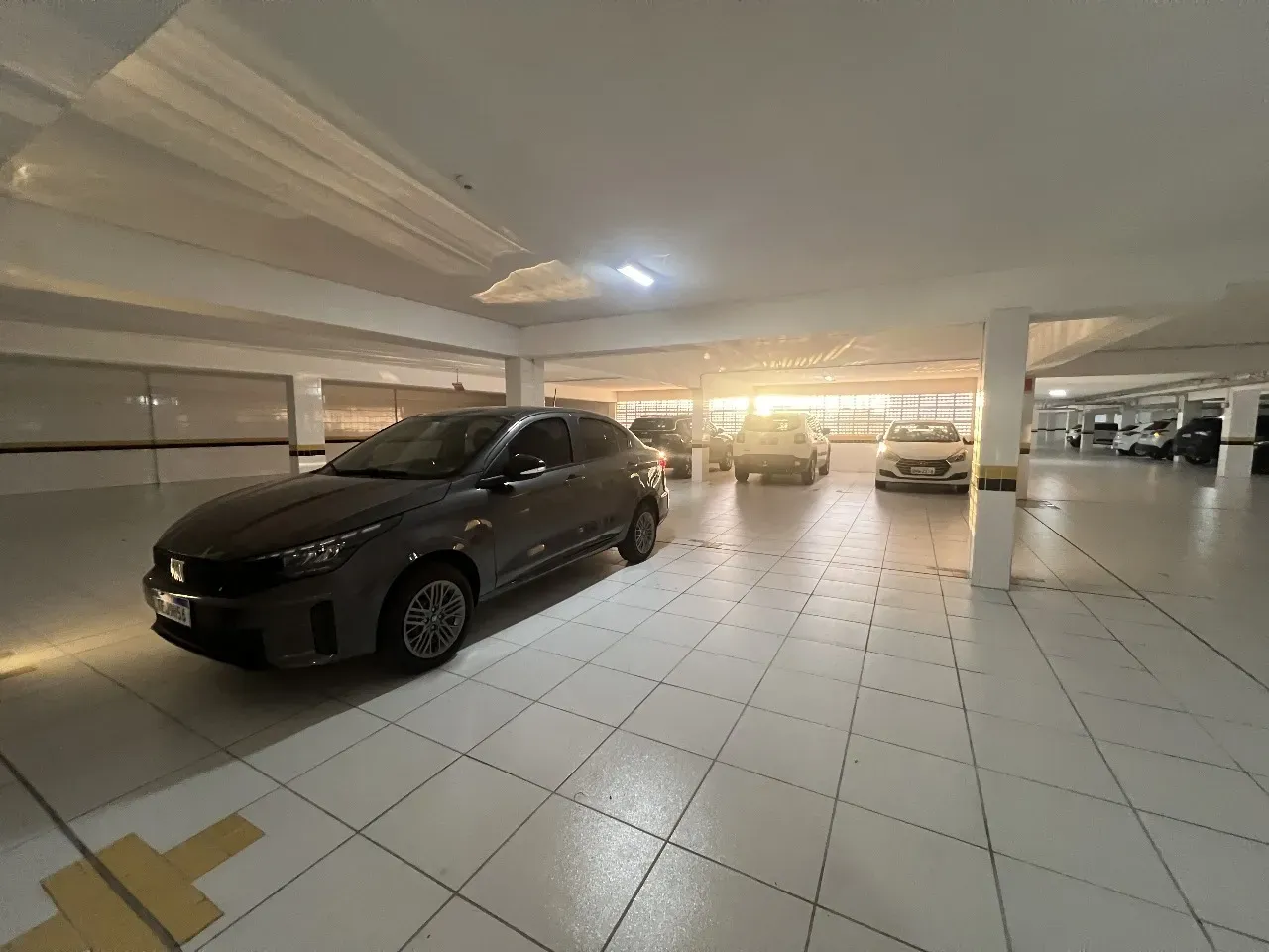 Apartamento com 2 dormitórios sendo 1 suíte e 1 vaga de garagem em Florianópolis/SC