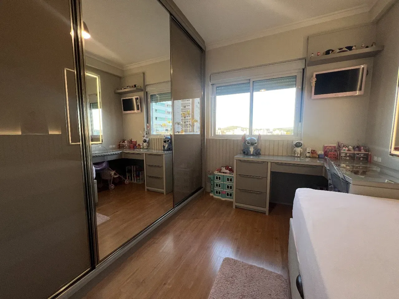 Apartamento com 2 dormitórios sendo 1 suíte e 1 vaga de garagem em Florianópolis/SC