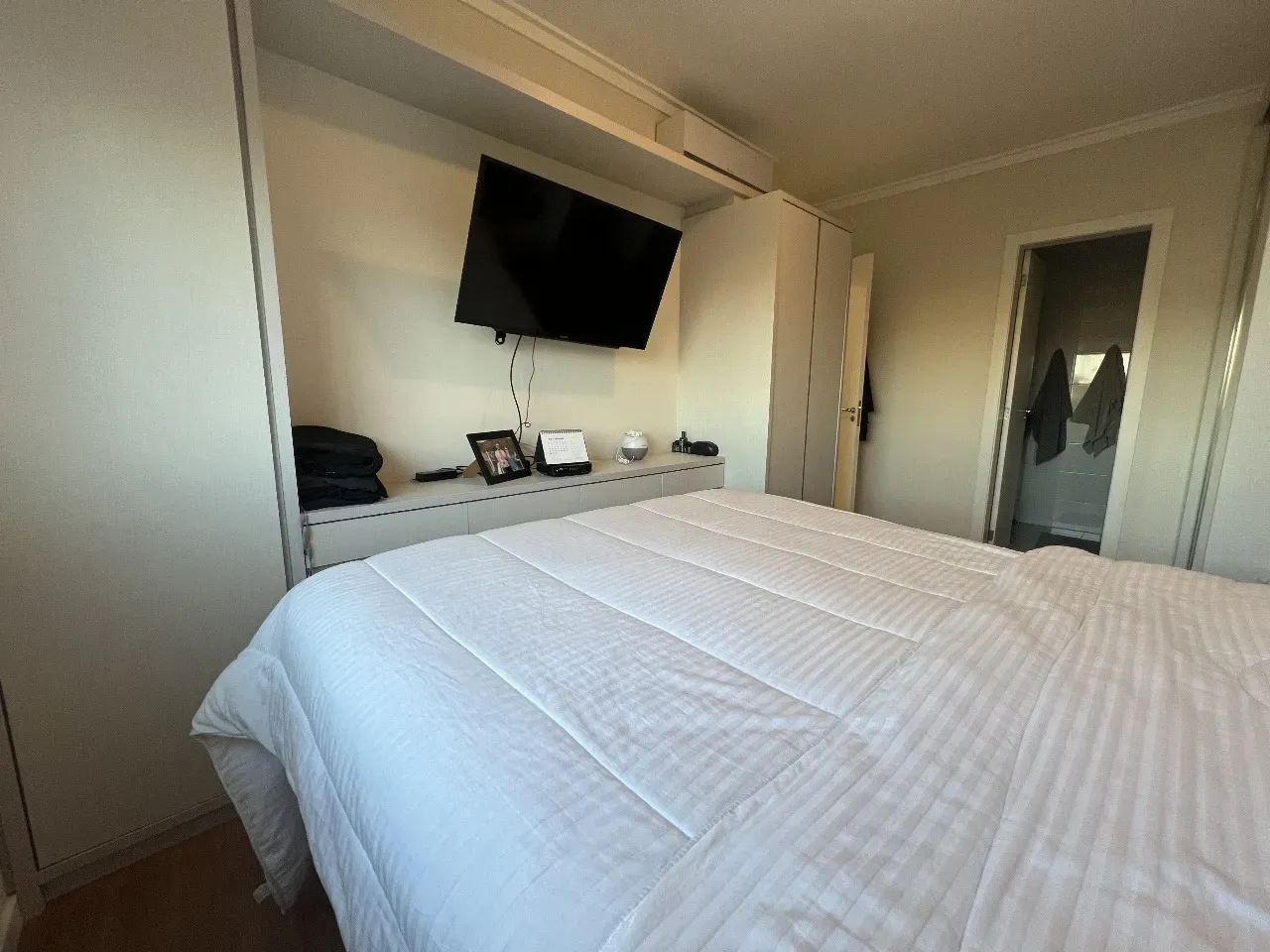 Apartamento com 2 dormitórios sendo 1 suíte e 1 vaga de garagem em Florianópolis/SC