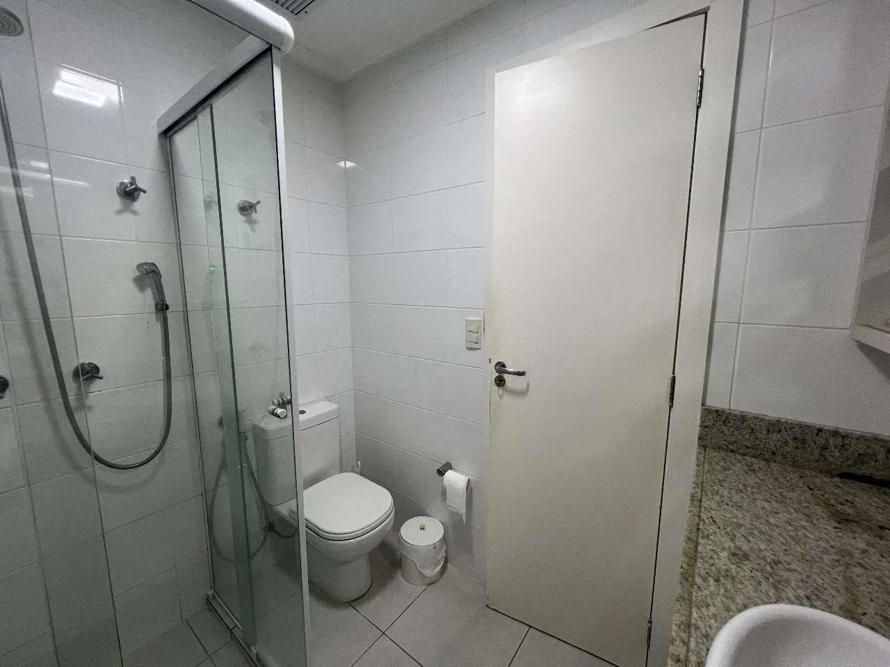 Apartamento com 2 dormitórios sendo 1 suíte e 1 vaga de garagem em Florianópolis/SC