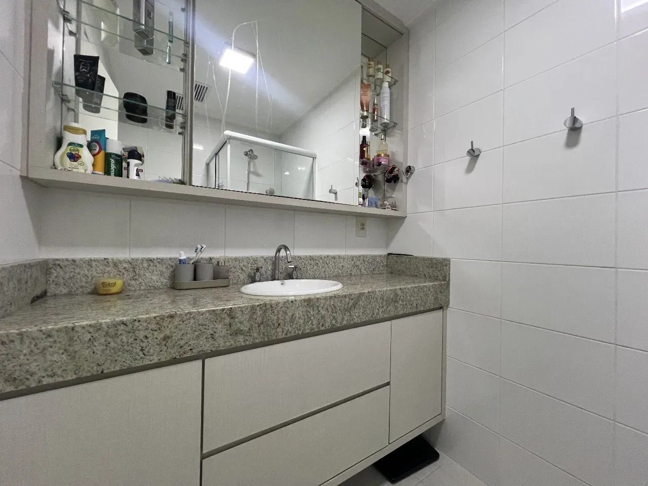 Apartamento com 2 dormitórios sendo 1 suíte e 1 vaga de garagem em Florianópolis/SC