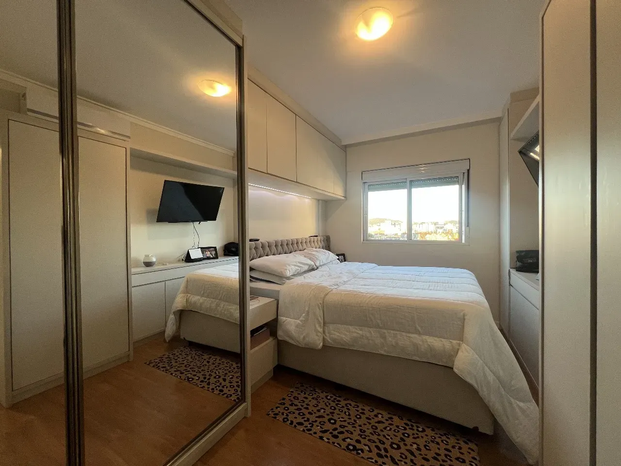 Apartamento com 2 dormitórios sendo 1 suíte e 1 vaga de garagem em Florianópolis/SC