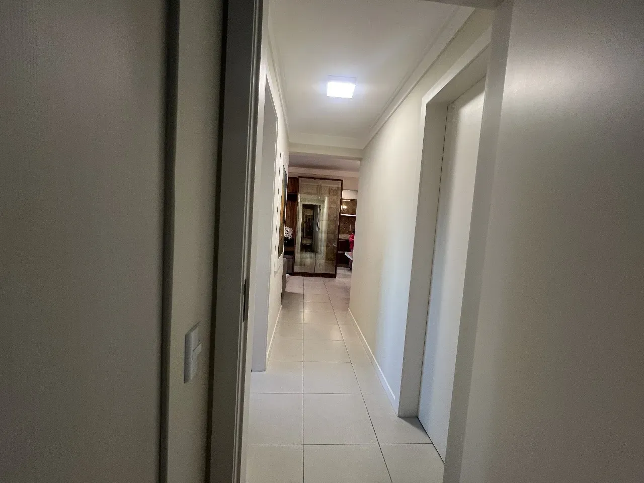 Apartamento com 2 dormitórios sendo 1 suíte e 1 vaga de garagem em Florianópolis/SC