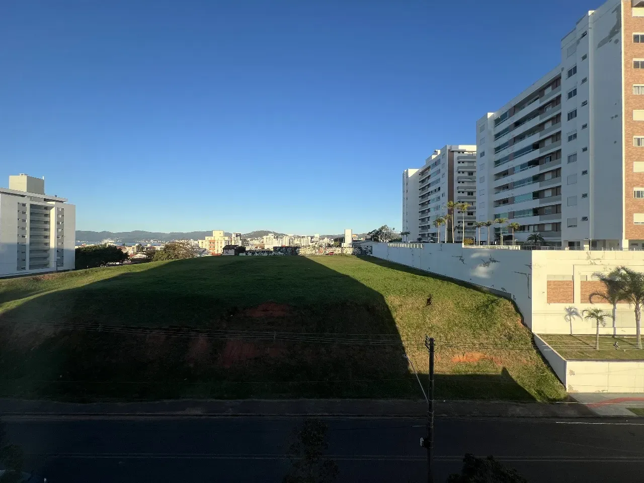 Apartamento com 2 dormitórios sendo 1 suíte e 1 vaga de garagem em Florianópolis/SC