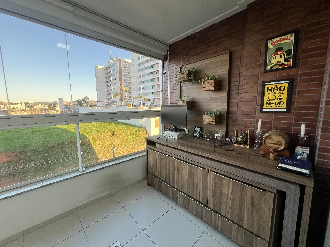 Apartamento com 2 dormitórios sendo 1 suíte e 1 vaga de garagem em Florianópolis/SC