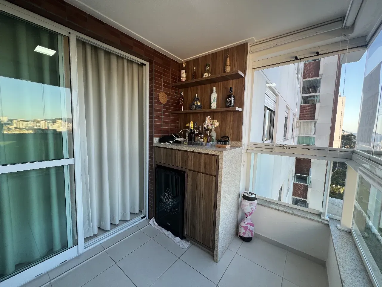 Apartamento com 2 dormitórios sendo 1 suíte e 1 vaga de garagem em Florianópolis/SC