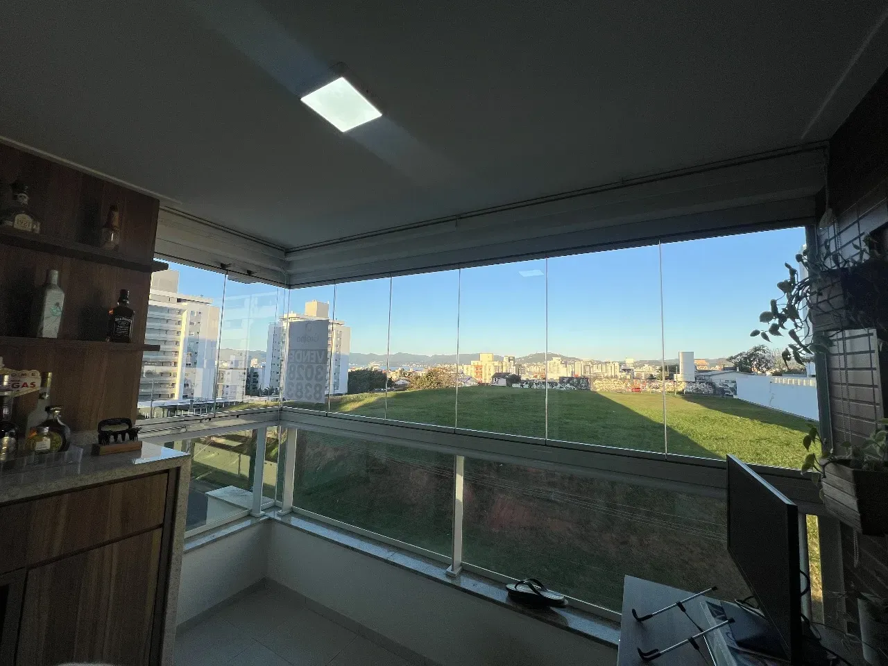 Apartamento com 2 dormitórios sendo 1 suíte e 1 vaga de garagem em Florianópolis/SC