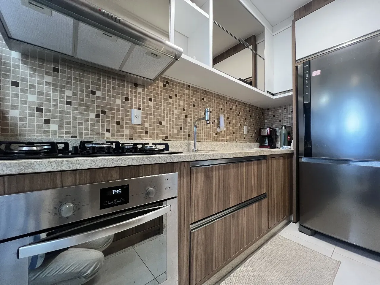 Apartamento com 2 dormitórios sendo 1 suíte e 1 vaga de garagem em Florianópolis/SC