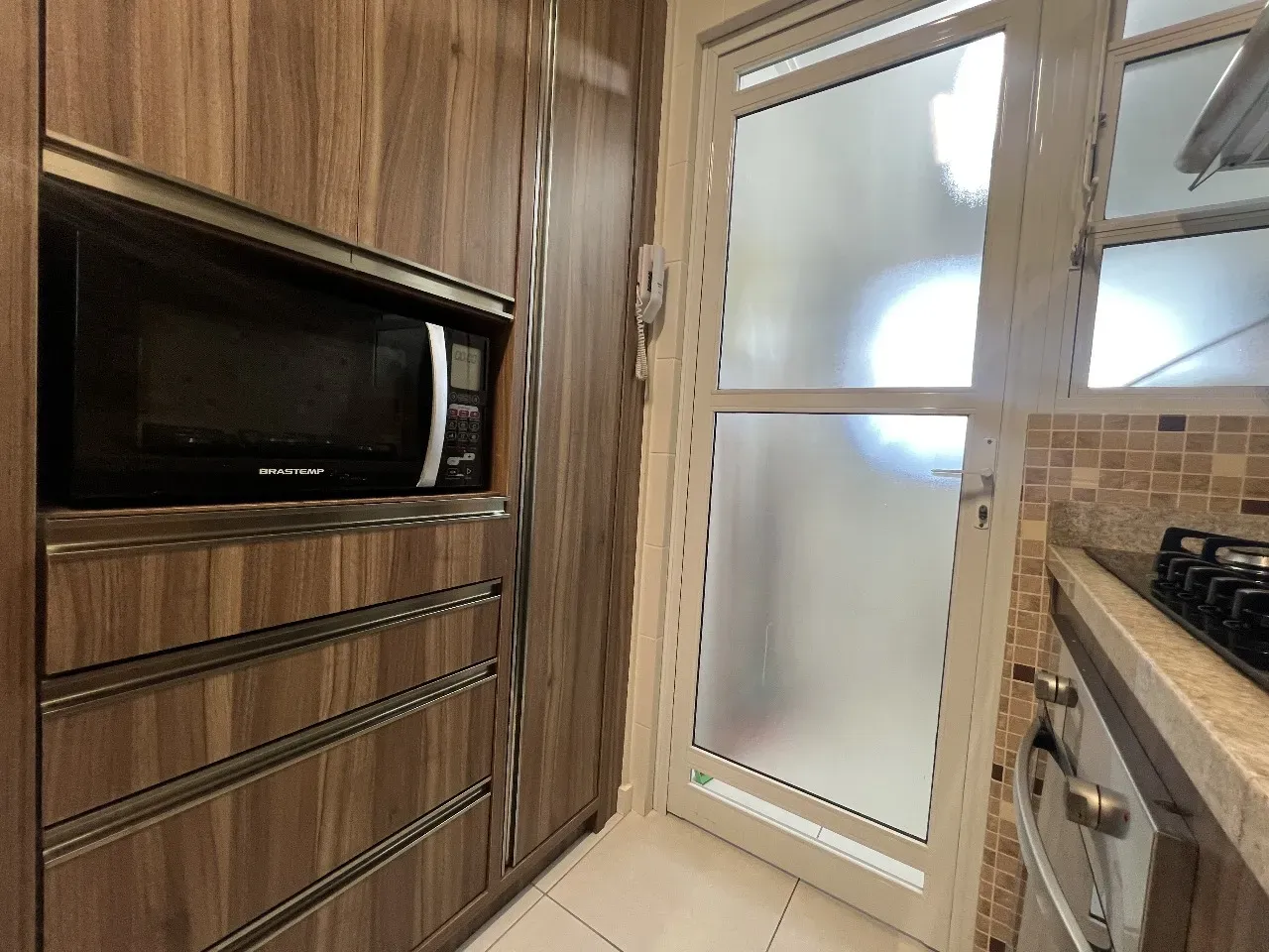 Apartamento com 2 dormitórios sendo 1 suíte e 1 vaga de garagem em Florianópolis/SC