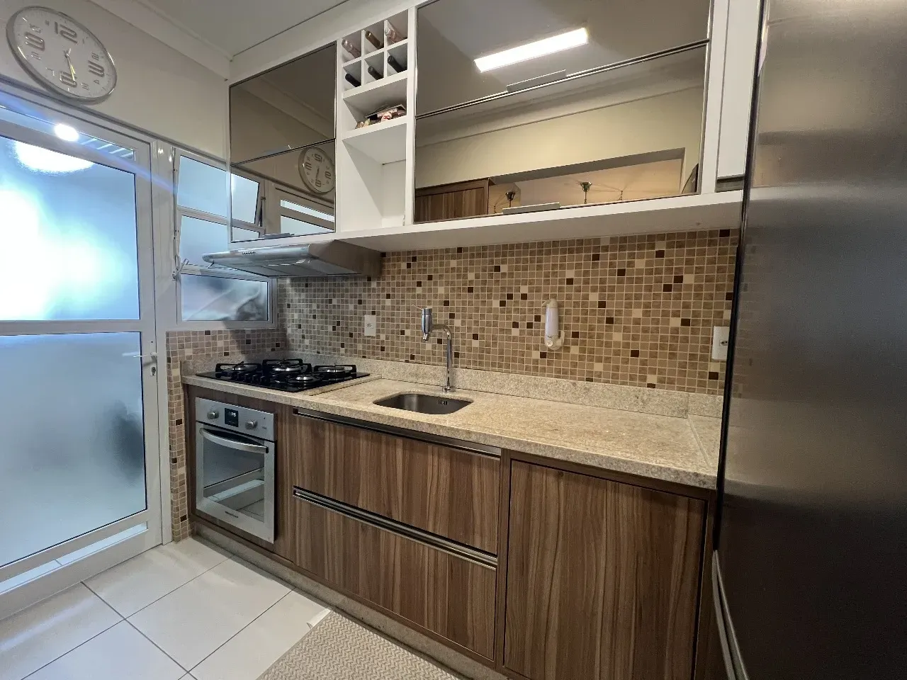 Apartamento com 2 dormitórios sendo 1 suíte e 1 vaga de garagem em Florianópolis/SC