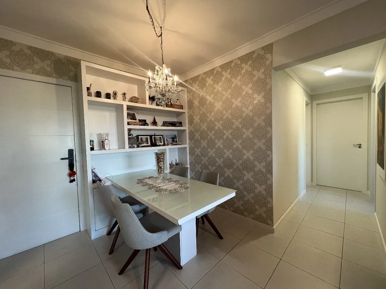 Apartamento com 2 dormitórios sendo 1 suíte e 1 vaga de garagem em Florianópolis/SC