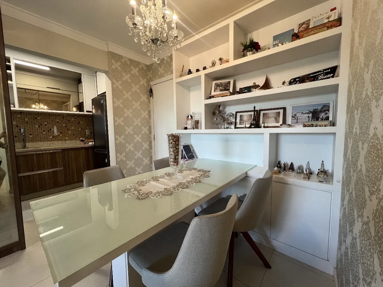 Apartamento com 2 dormitórios sendo 1 suíte e 1 vaga de garagem em Florianópolis/SC