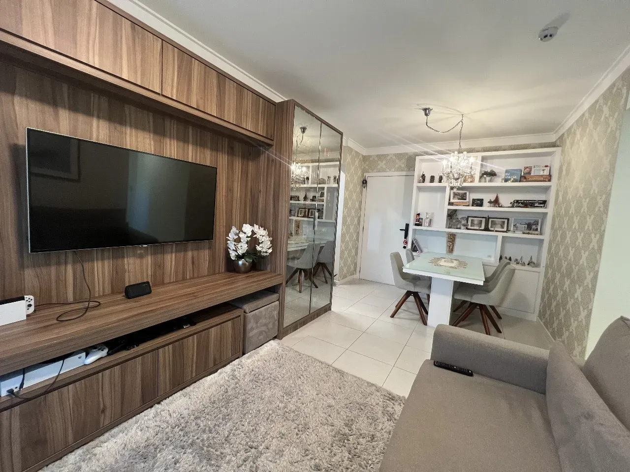 Apartamento com 2 dormitórios sendo 1 suíte e 1 vaga de garagem em Florianópolis/SC