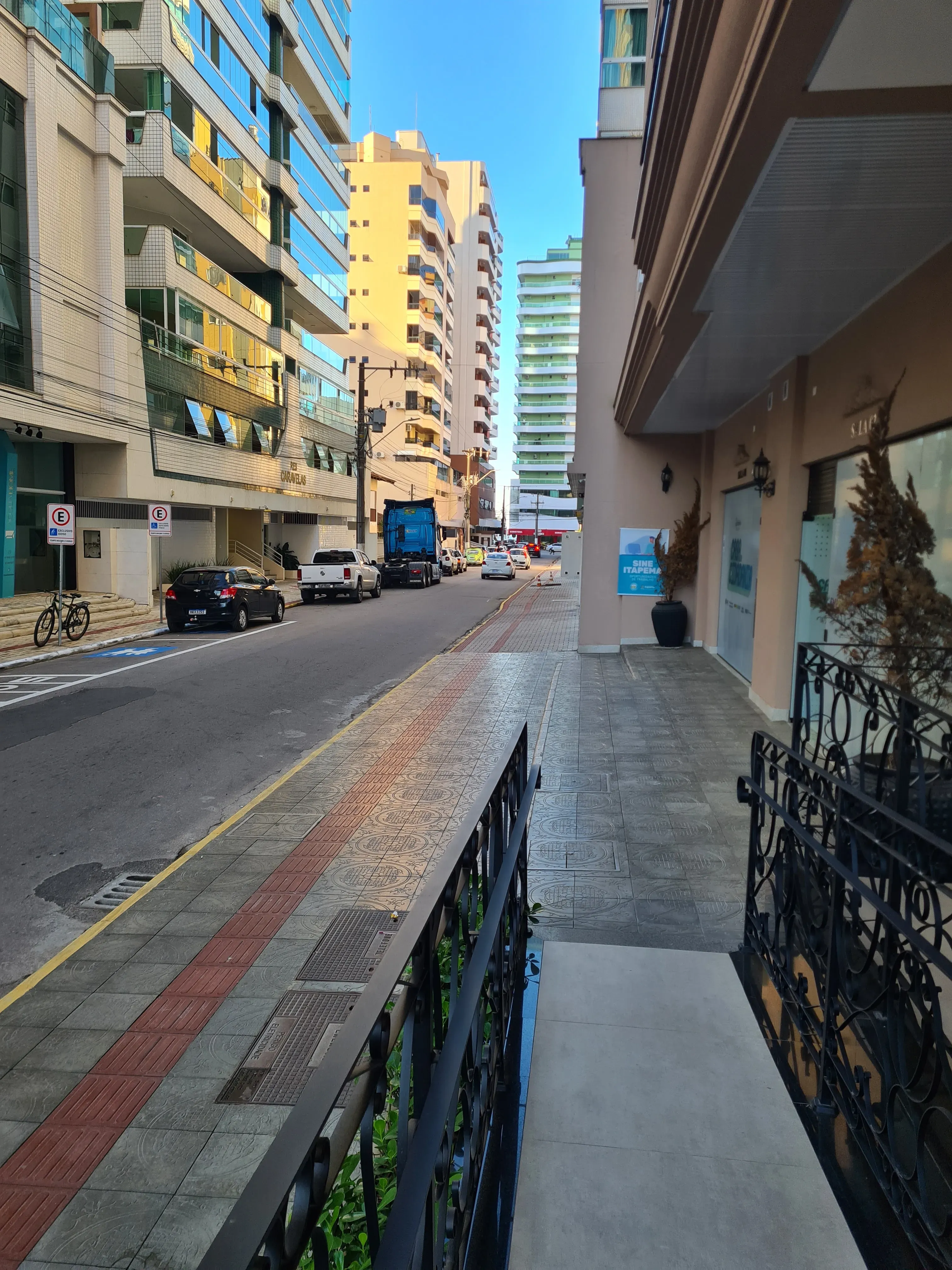 Apartamento com 4 suítes e 3 vagas de Garagem - Meia Praia, Itapema - SC