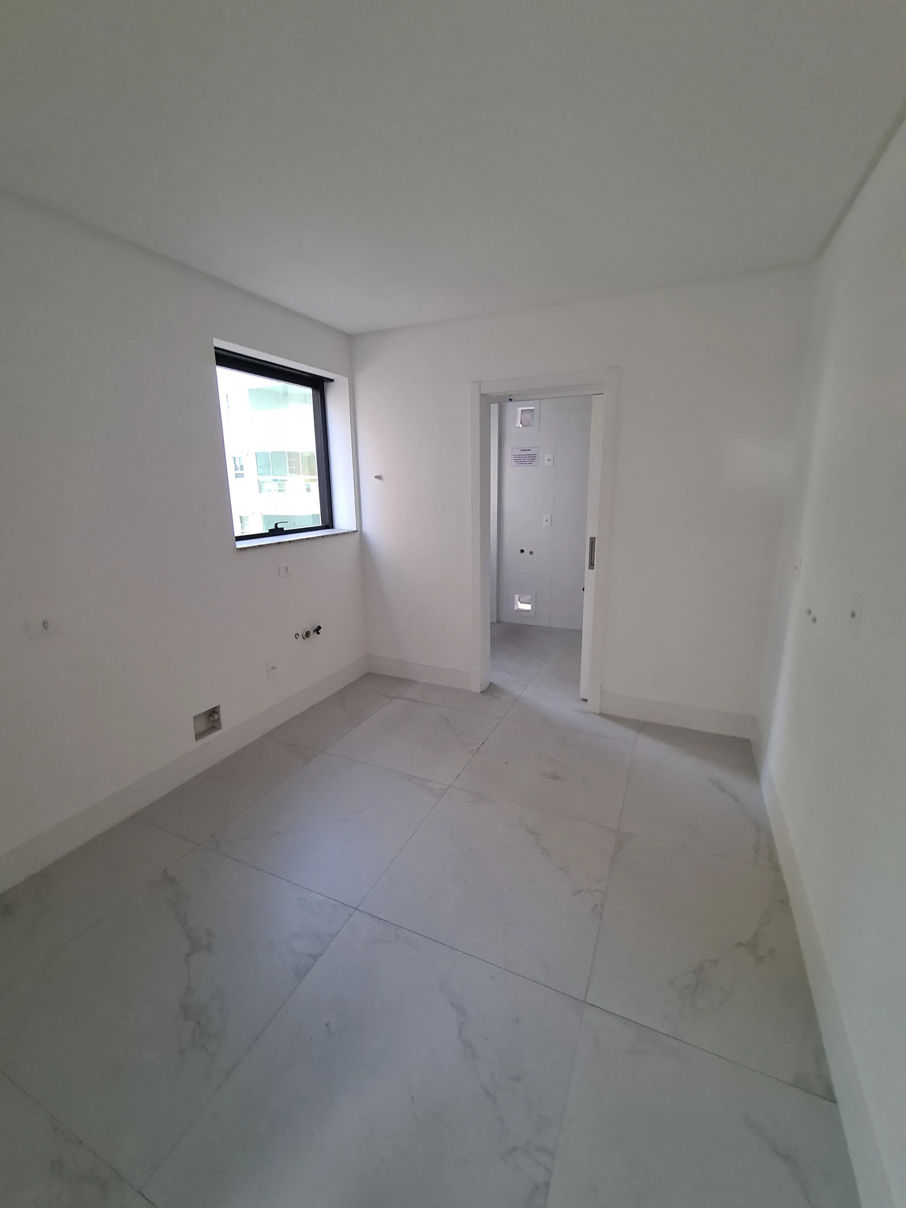Apartamento com 4 suítes e 3 vagas de Garagem - Meia Praia, Itapema - SC