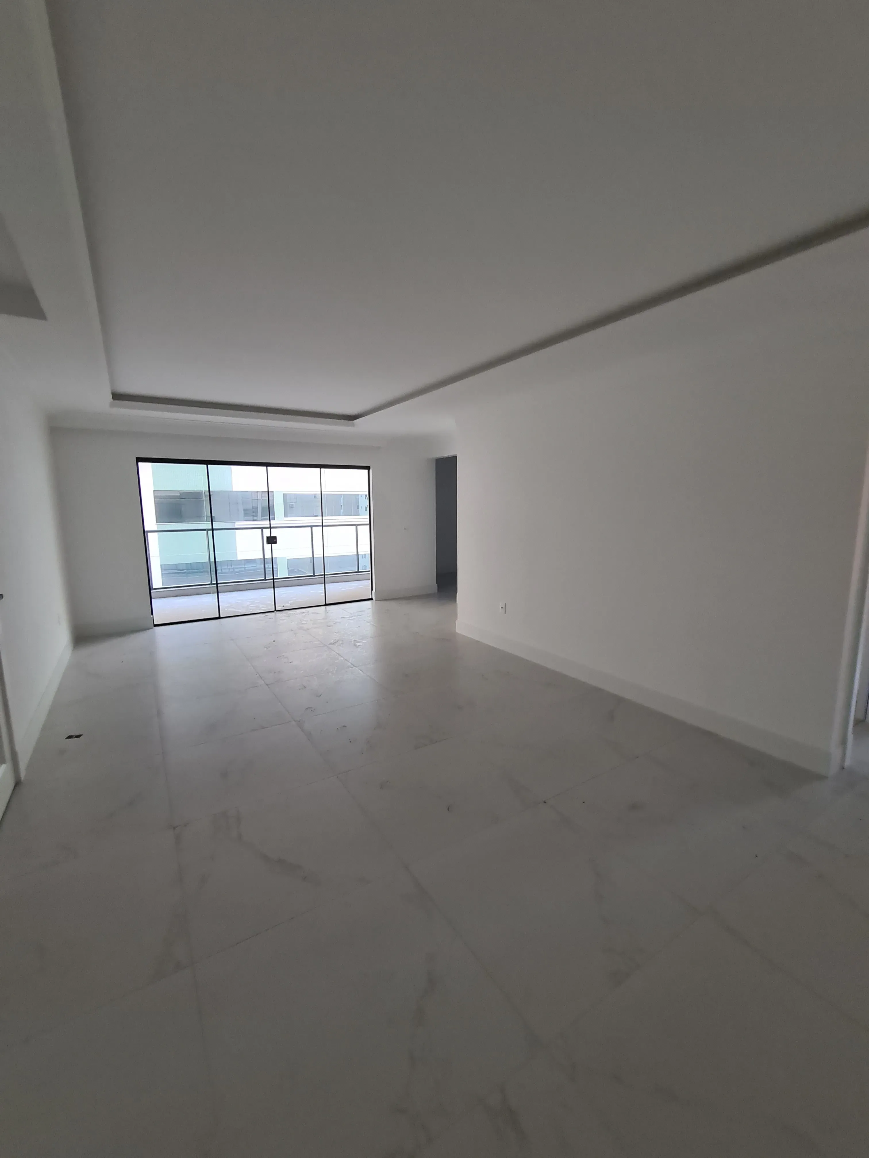 Apartamento com 4 suítes e 3 vagas de Garagem - Meia Praia, Itapema - SC