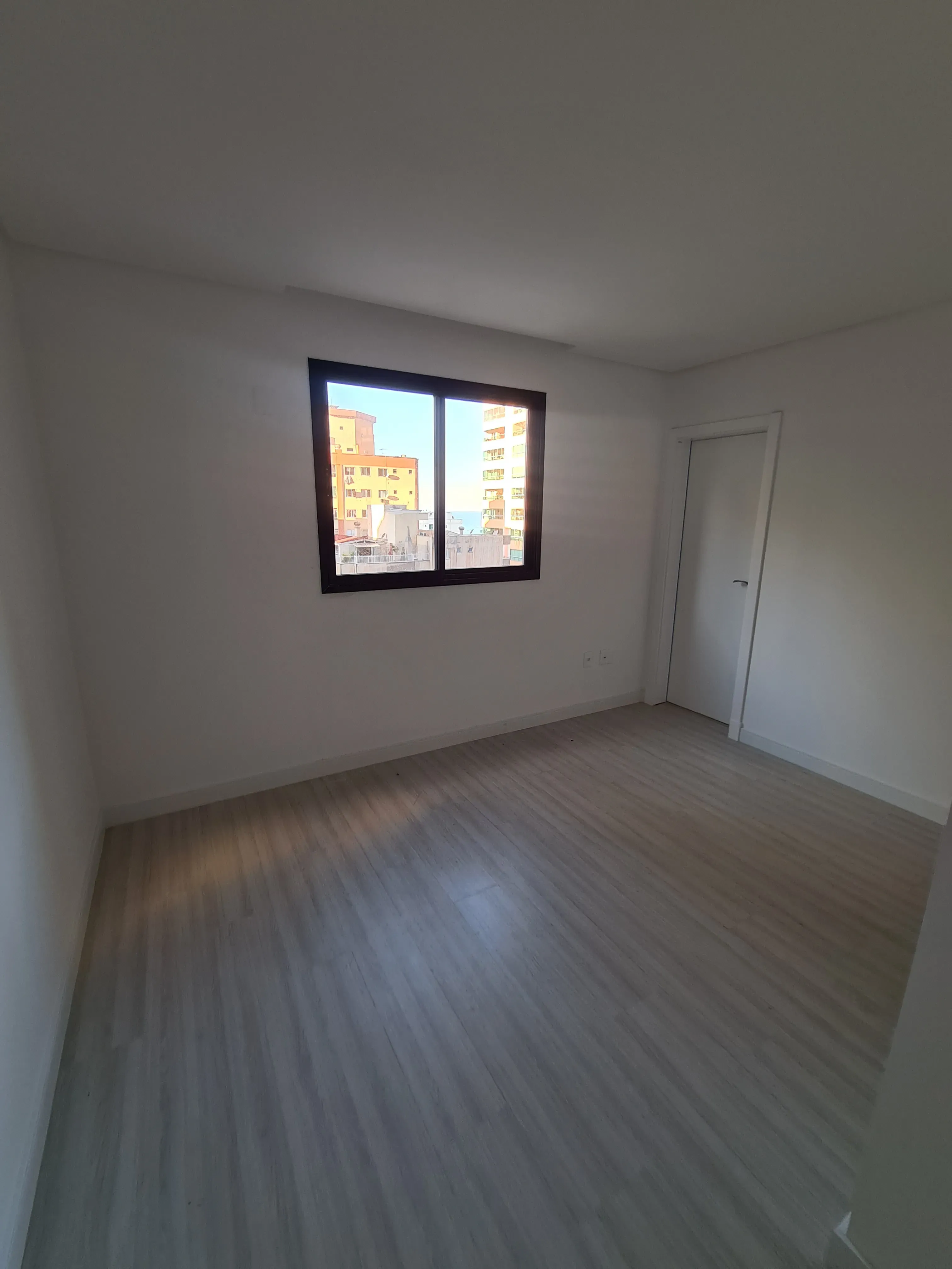 Apartamento com 4 suítes e 3 vagas de Garagem - Meia Praia, Itapema - SC