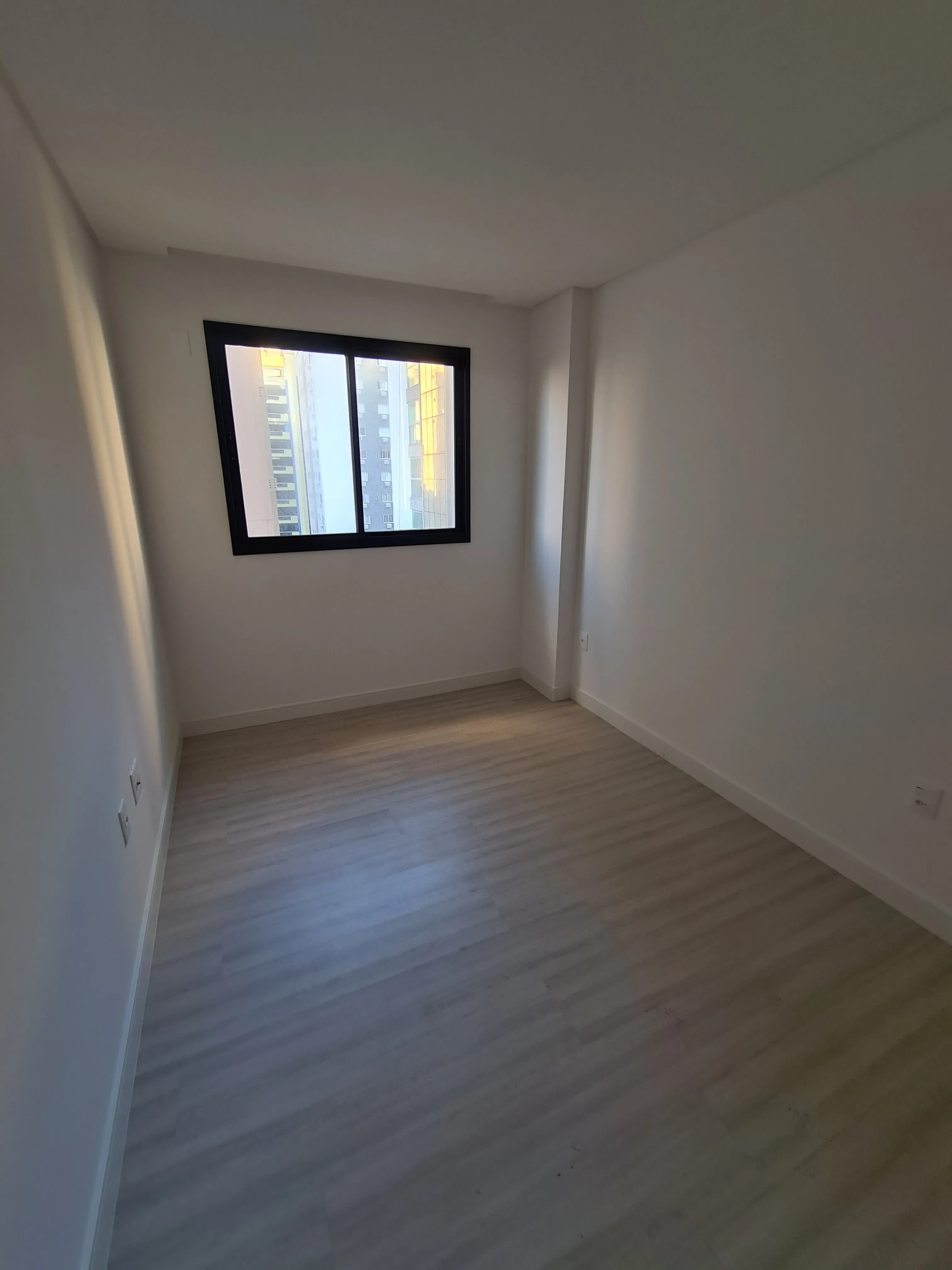 Apartamento com 4 suítes e 3 vagas de Garagem - Meia Praia, Itapema - SC