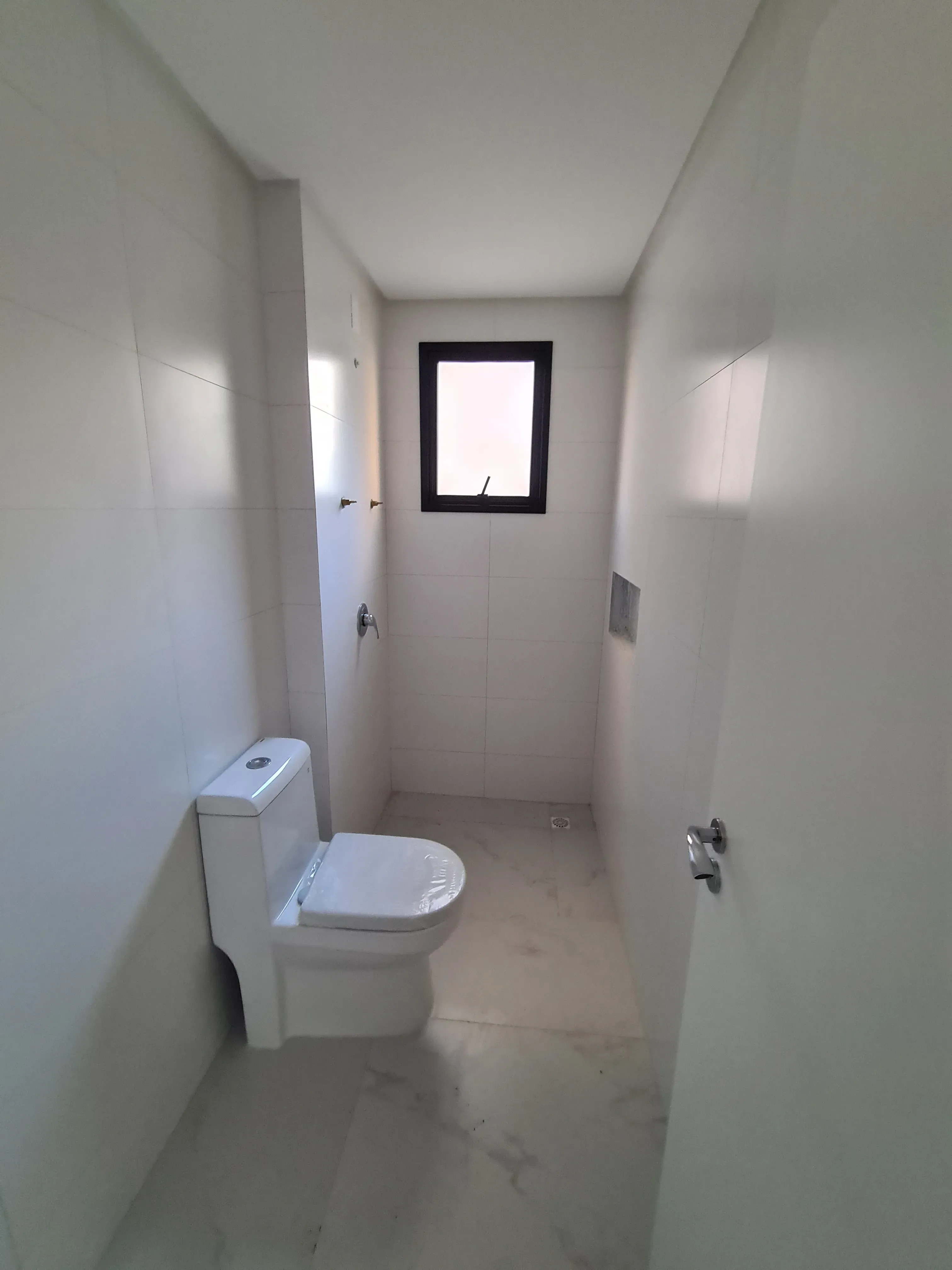 Apartamento com 4 suítes e 3 vagas de Garagem - Meia Praia, Itapema - SC