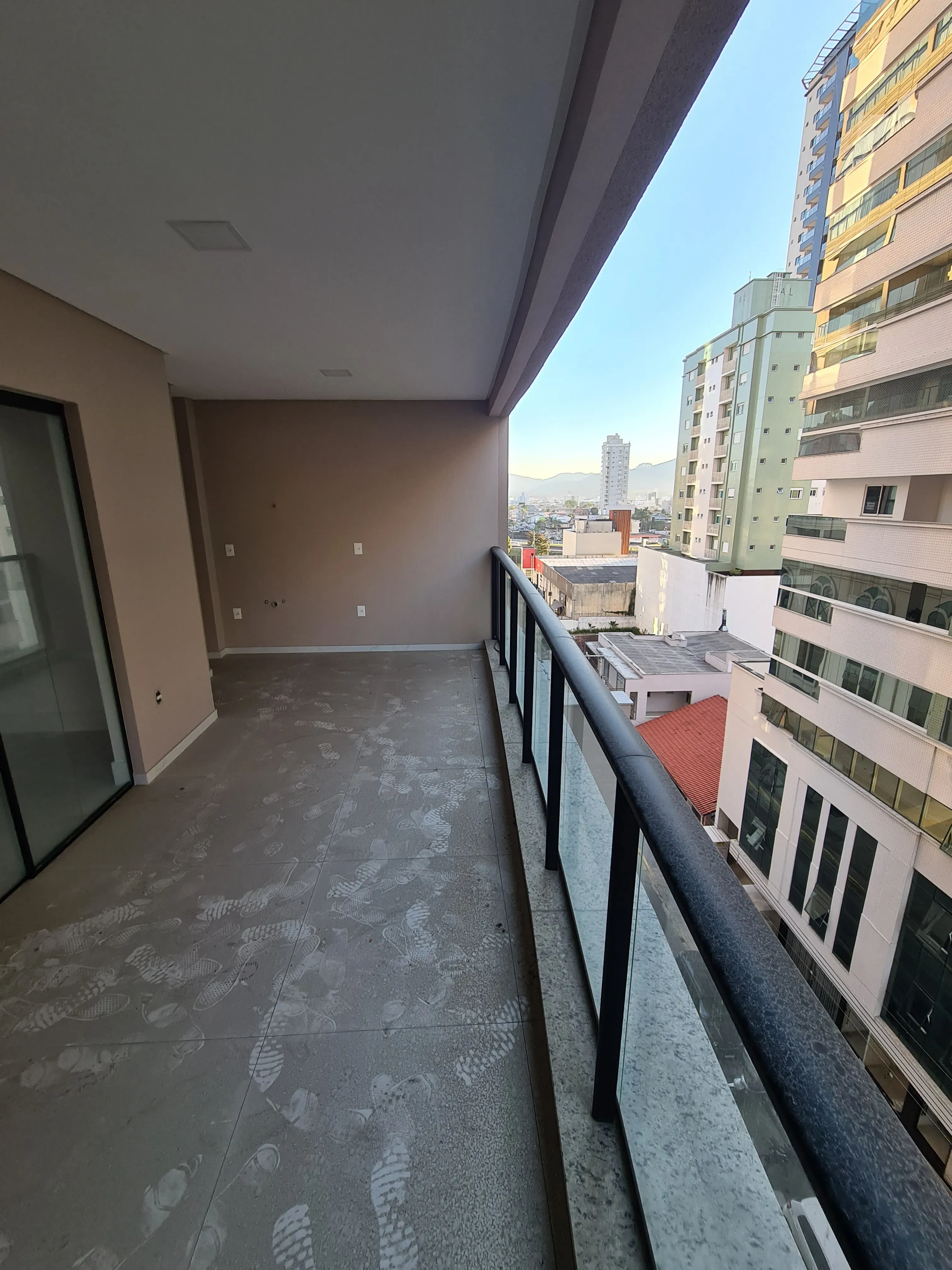 Apartamento com 4 suítes e 3 vagas de Garagem - Meia Praia, Itapema - SC
