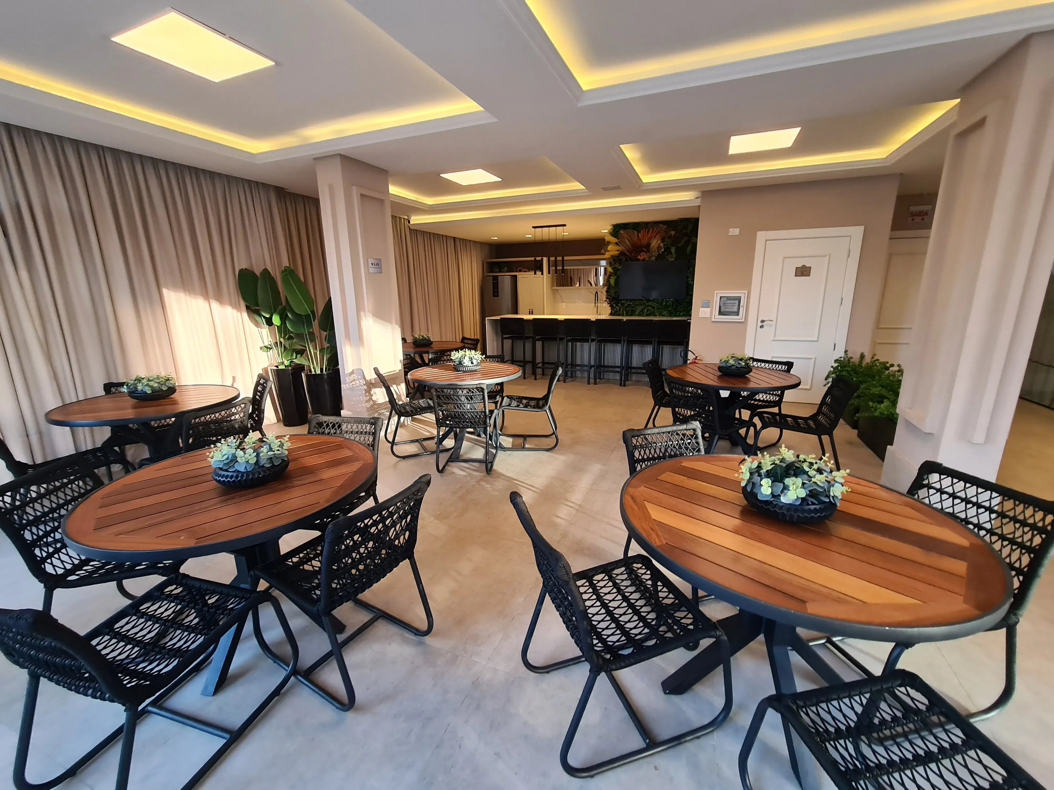 Apartamento com 4 suítes e 3 vagas de Garagem - Meia Praia, Itapema - SC