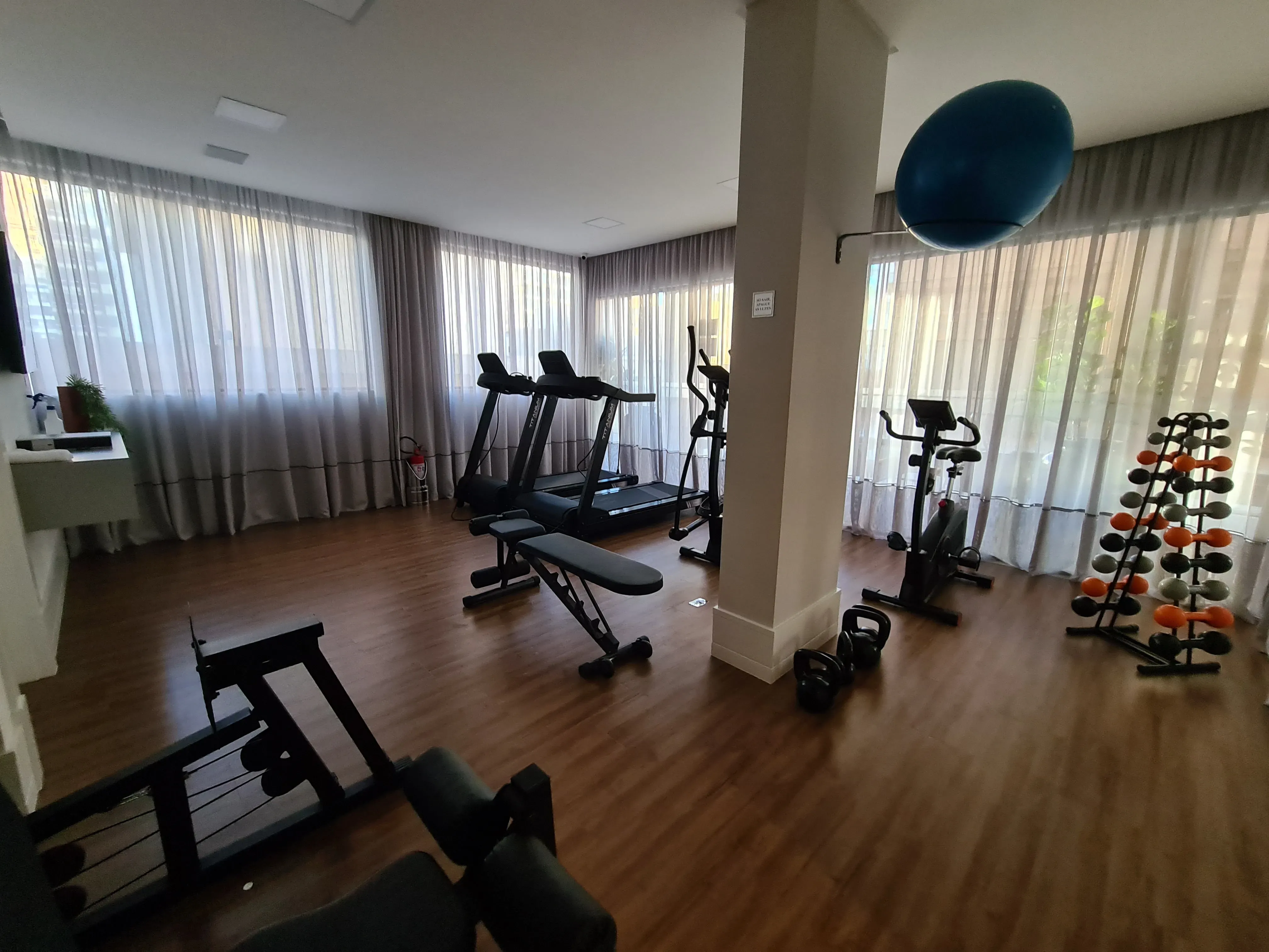 Apartamento com 4 suítes e 3 vagas de Garagem - Meia Praia, Itapema - SC