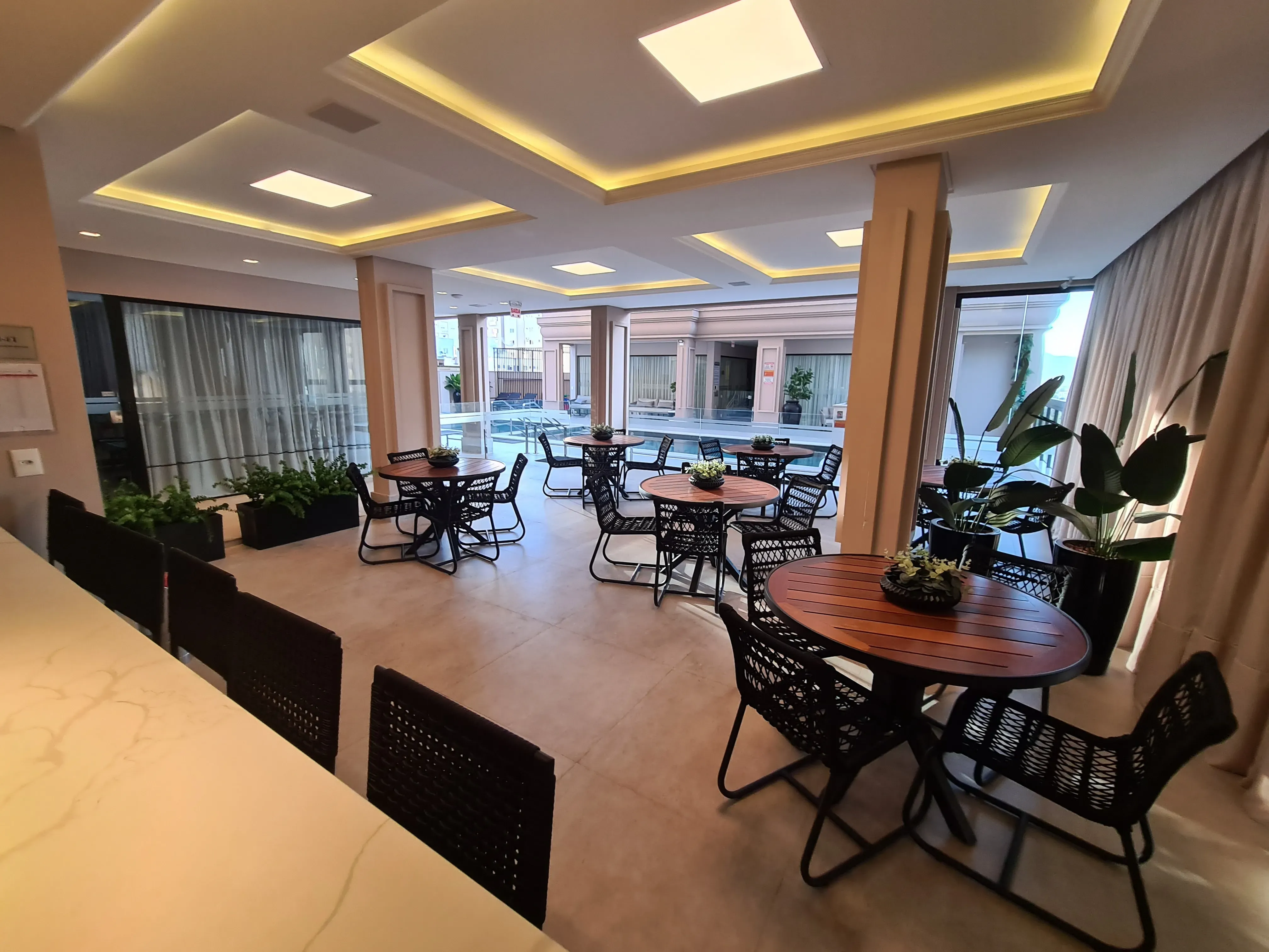 Apartamento com 4 suítes e 3 vagas de Garagem - Meia Praia, Itapema - SC