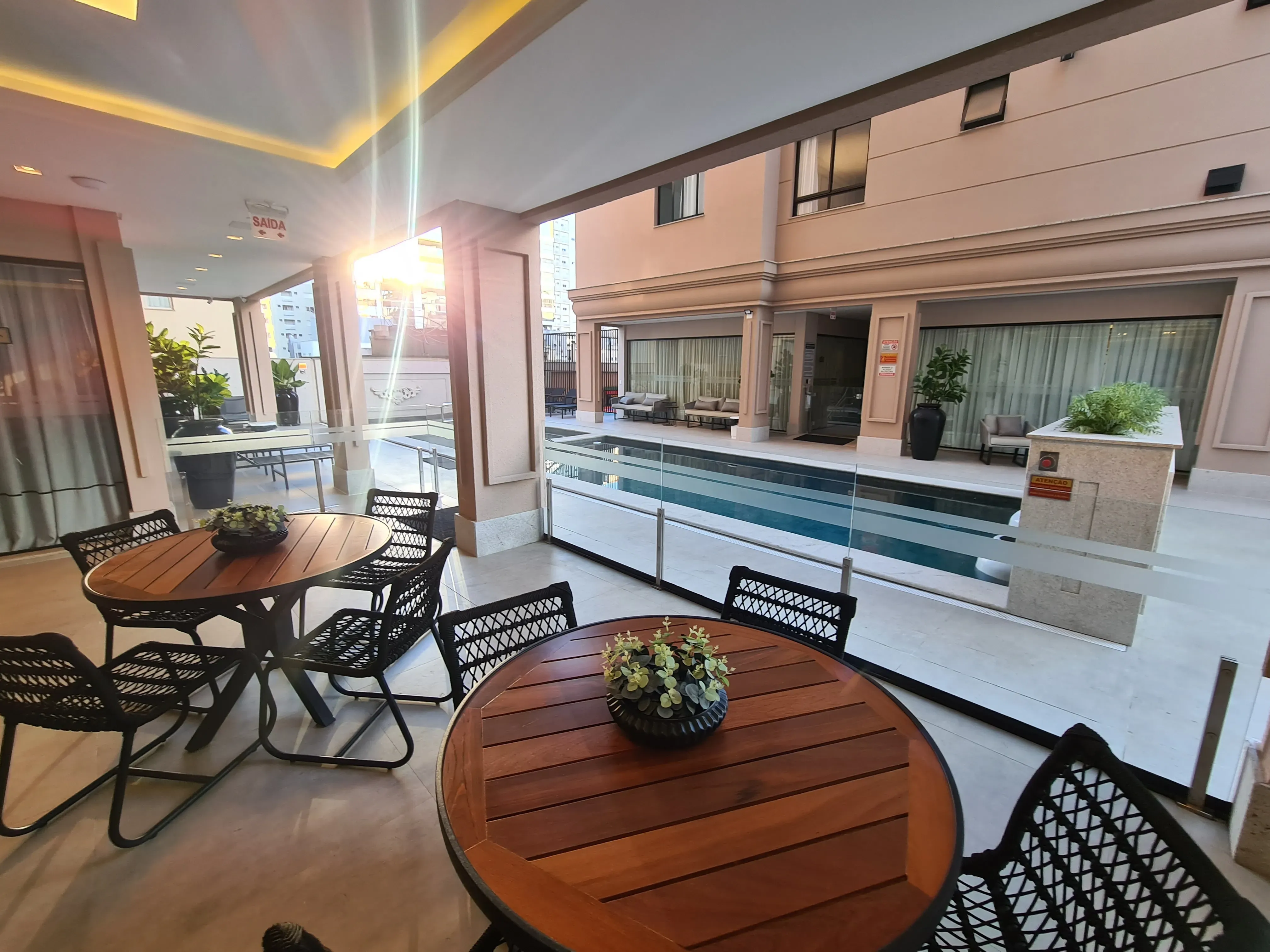 Apartamento com 4 suítes e 3 vagas de Garagem - Meia Praia, Itapema - SC