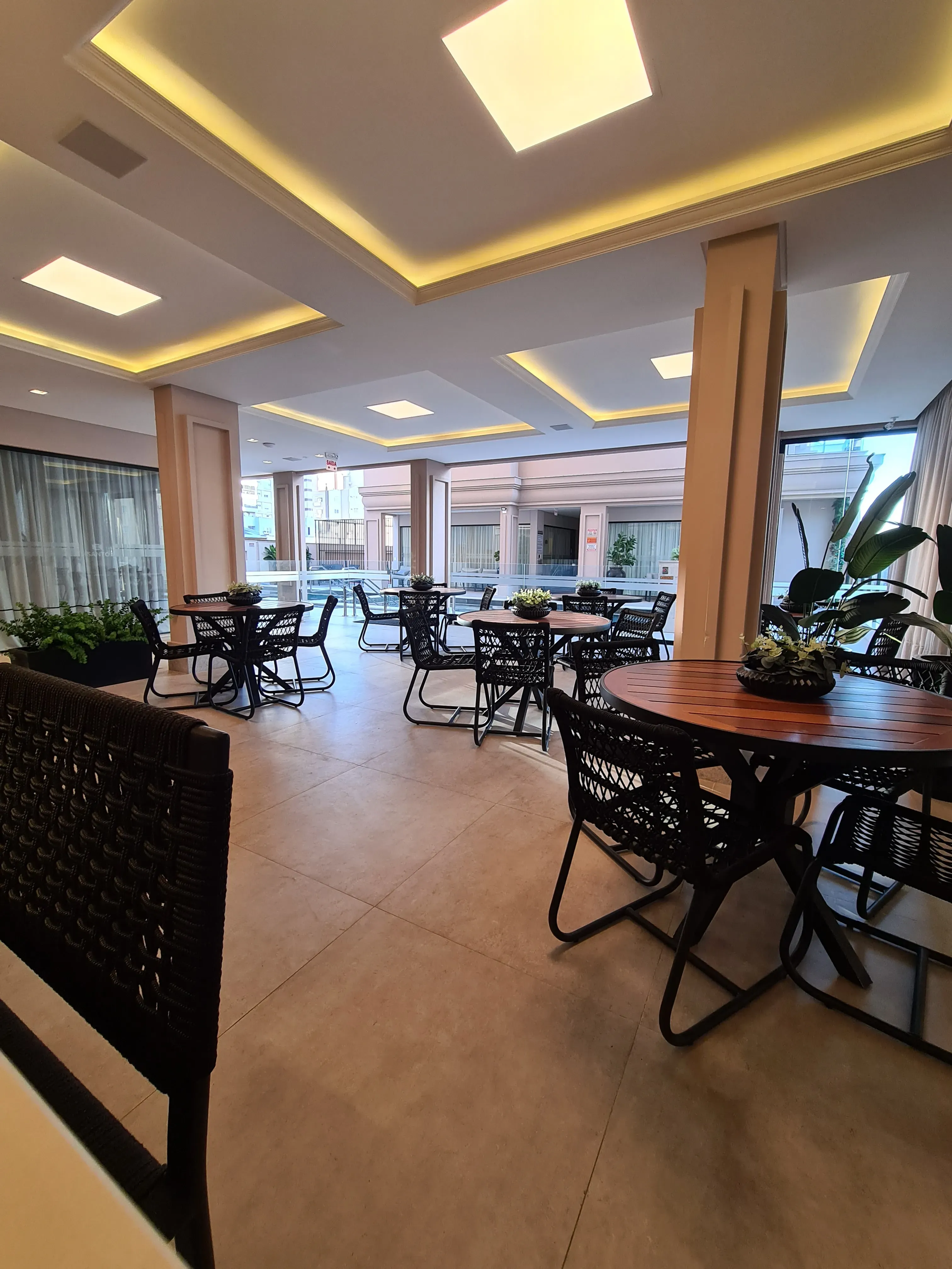 Apartamento com 4 suítes e 3 vagas de Garagem - Meia Praia, Itapema - SC