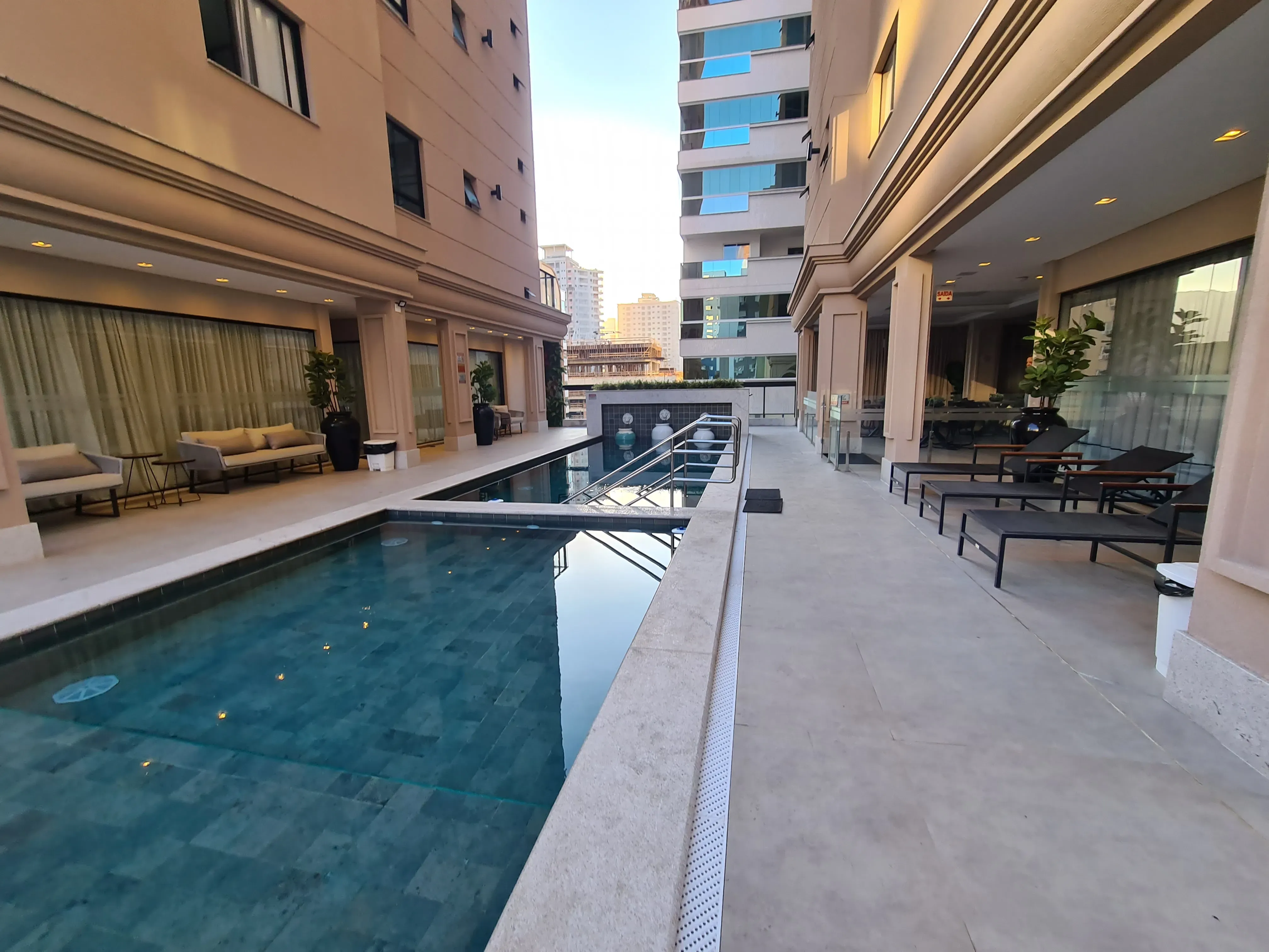 Apartamento com 4 suítes e 3 vagas de Garagem - Meia Praia, Itapema - SC