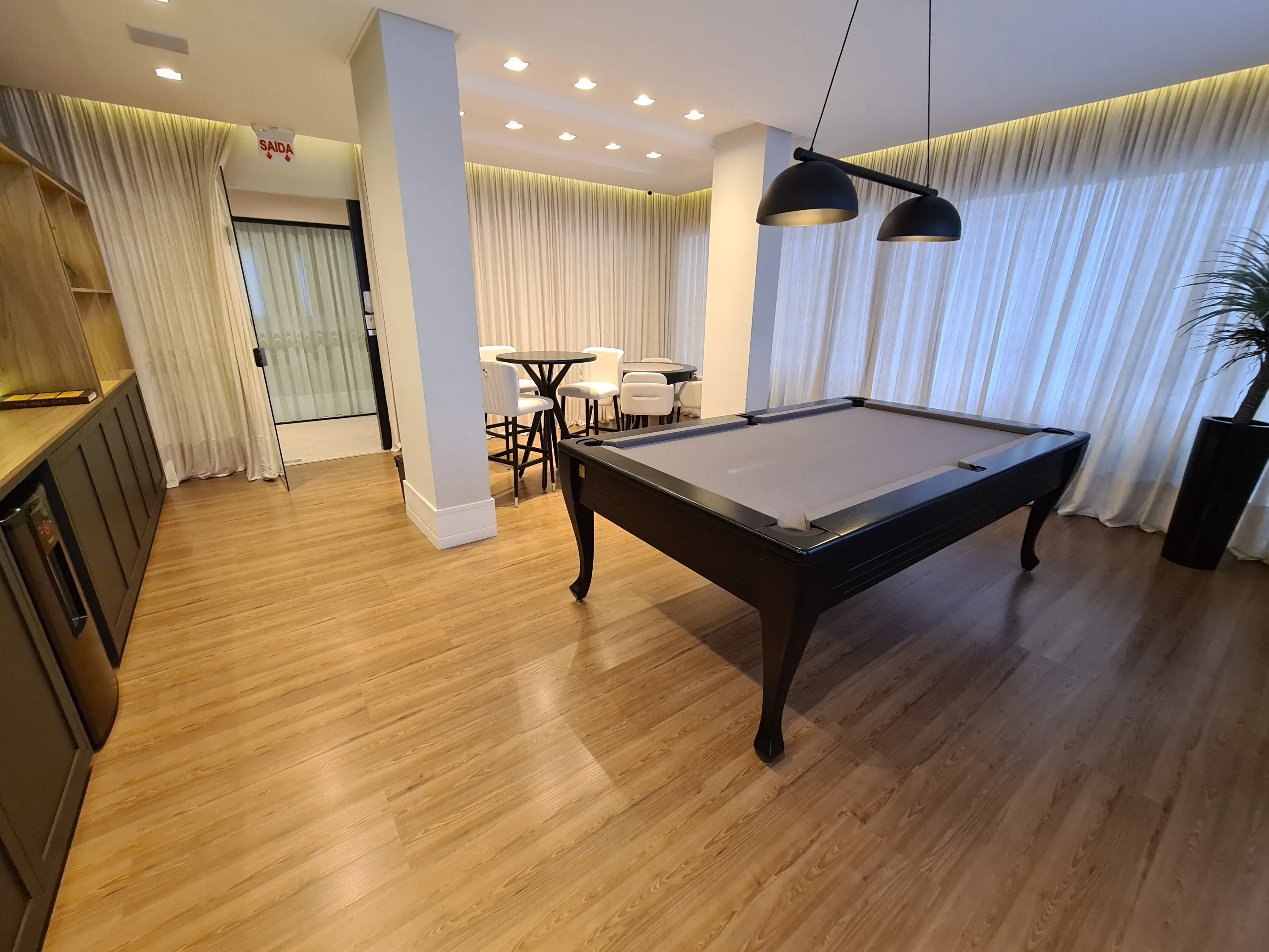 Apartamento com 4 suítes e 3 vagas de Garagem - Meia Praia, Itapema - SC