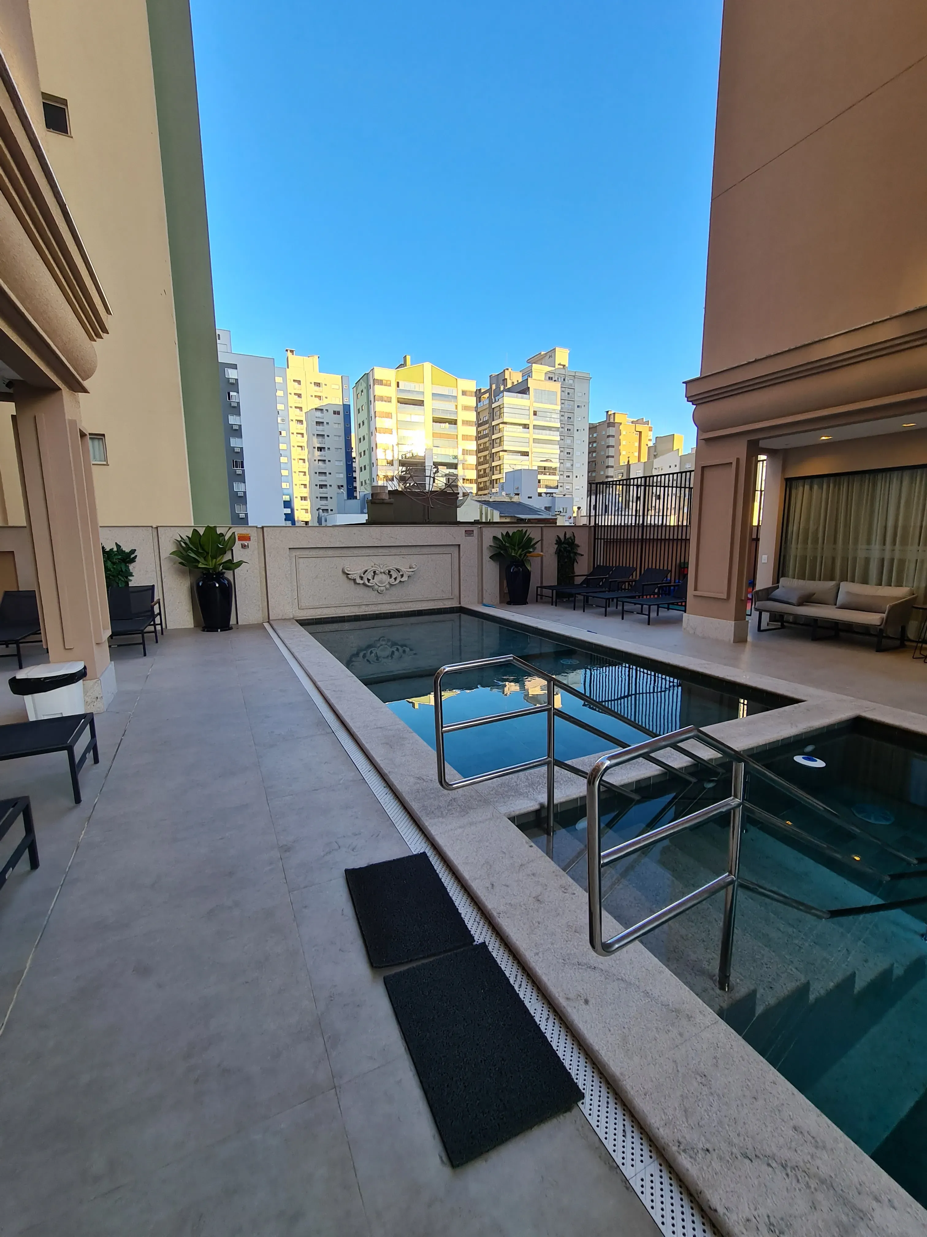 Apartamento com 4 suítes e 3 vagas de Garagem - Meia Praia, Itapema - SC