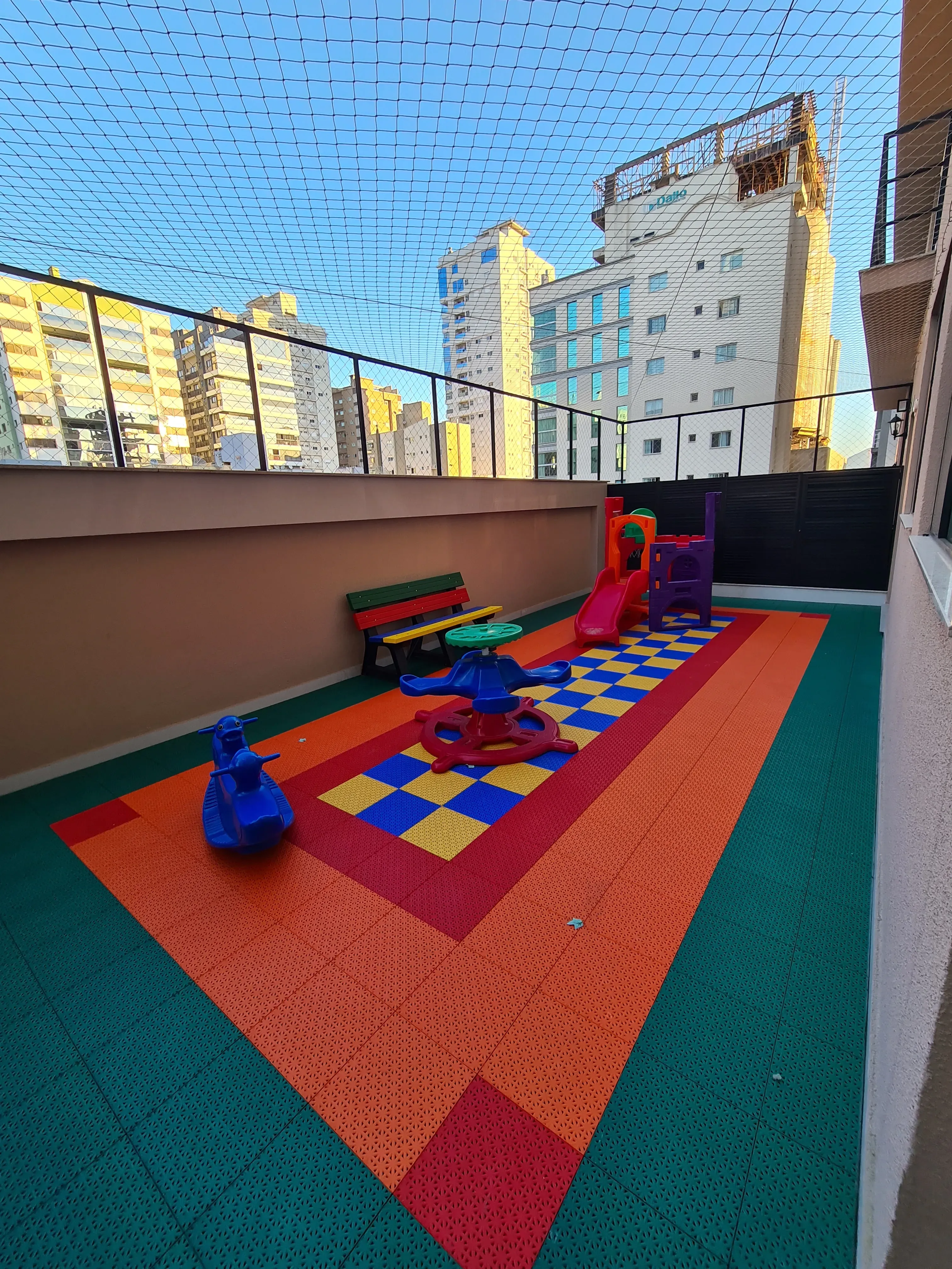 Apartamento com 4 suítes e 3 vagas de Garagem - Meia Praia, Itapema - SC