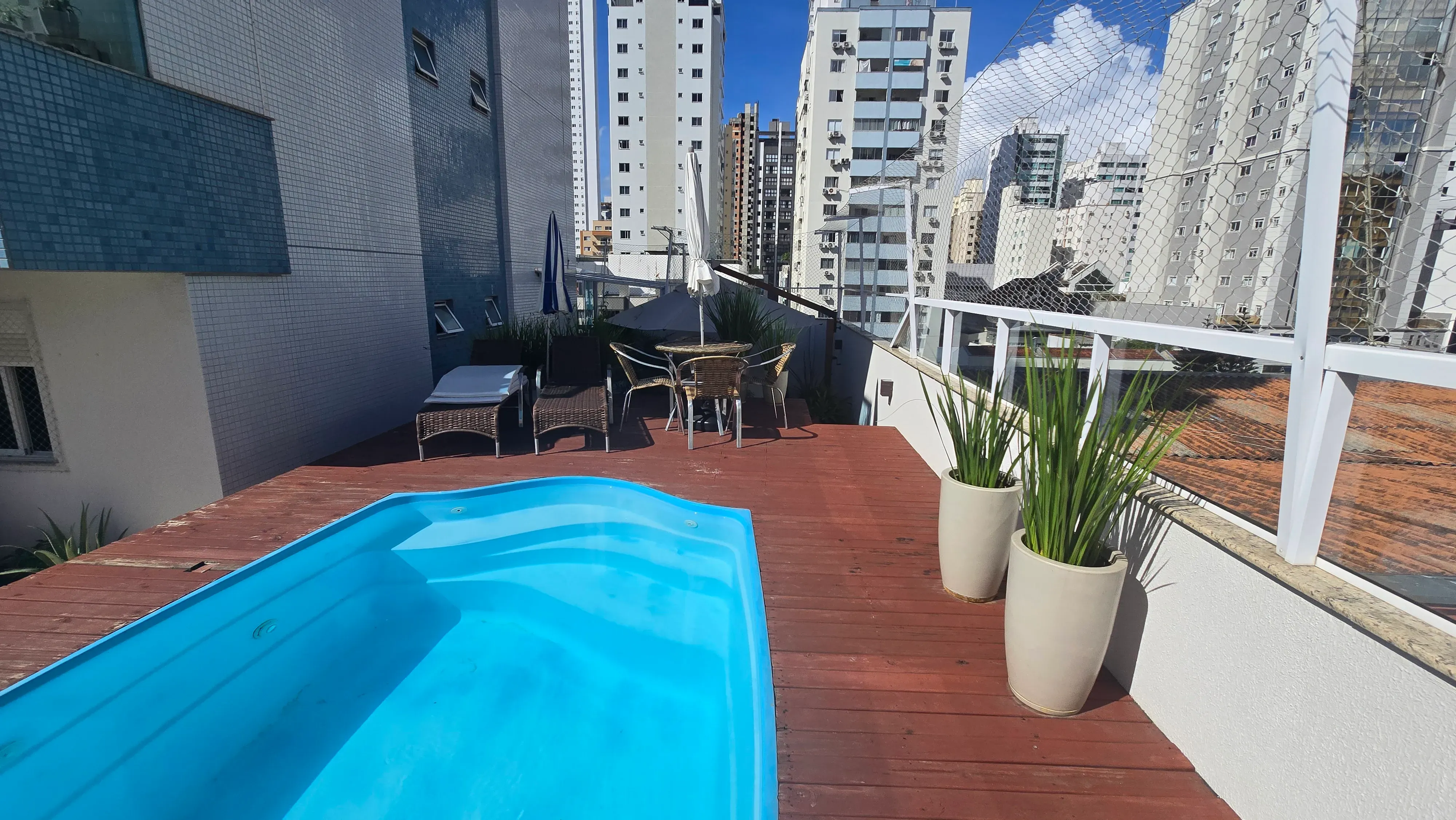 Apartamento garden 2 dormitórios sendo 1 suíte e piscina privativa - Centro de Balneário Camboriú/SC