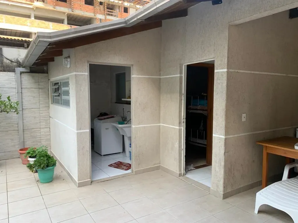 Casa com 4 dormitórios sendo 1 suíte em a 580m do mar em Morretes, Itapema/SC