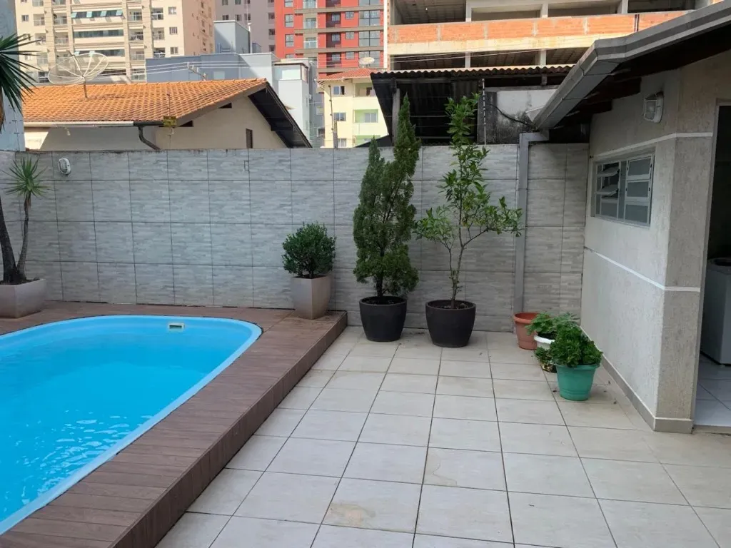 Casa com 4 dormitórios sendo 1 suíte em a 580m do mar em Morretes, Itapema/SC