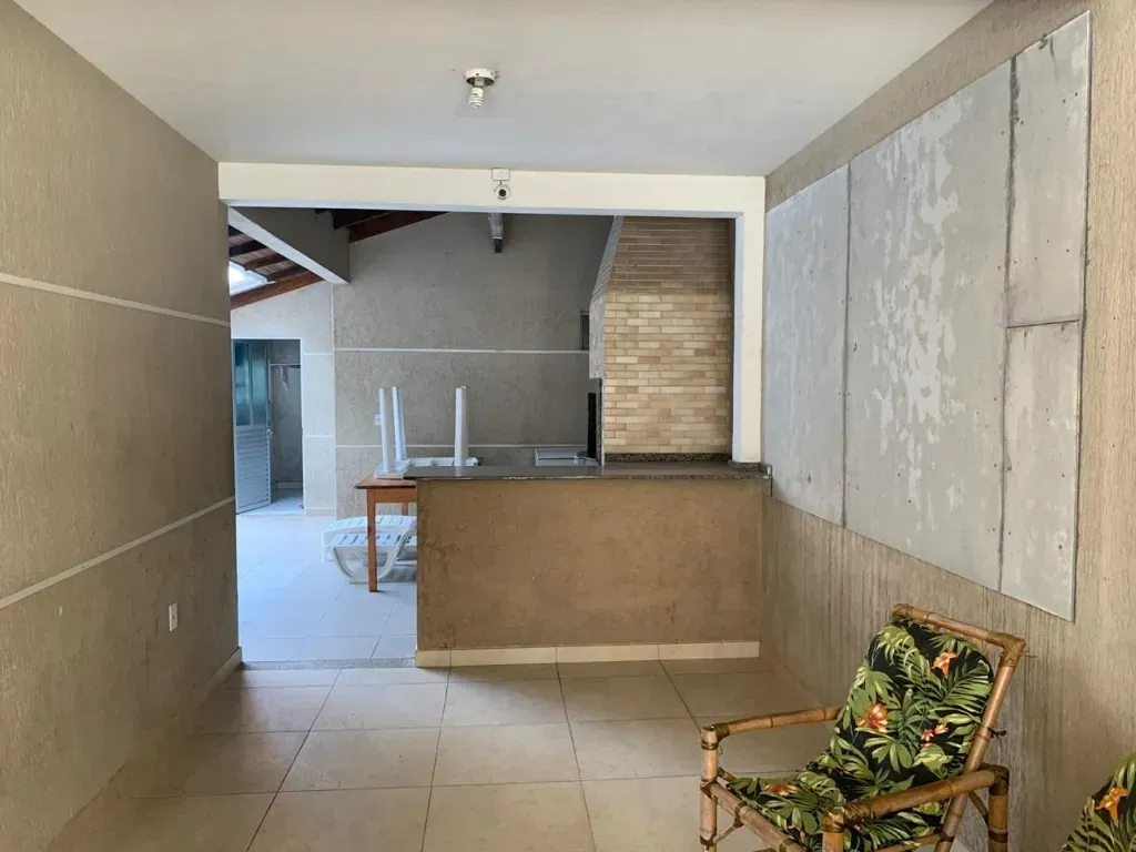 Casa com 4 dormitórios sendo 1 suíte em a 580m do mar em Morretes, Itapema/SC