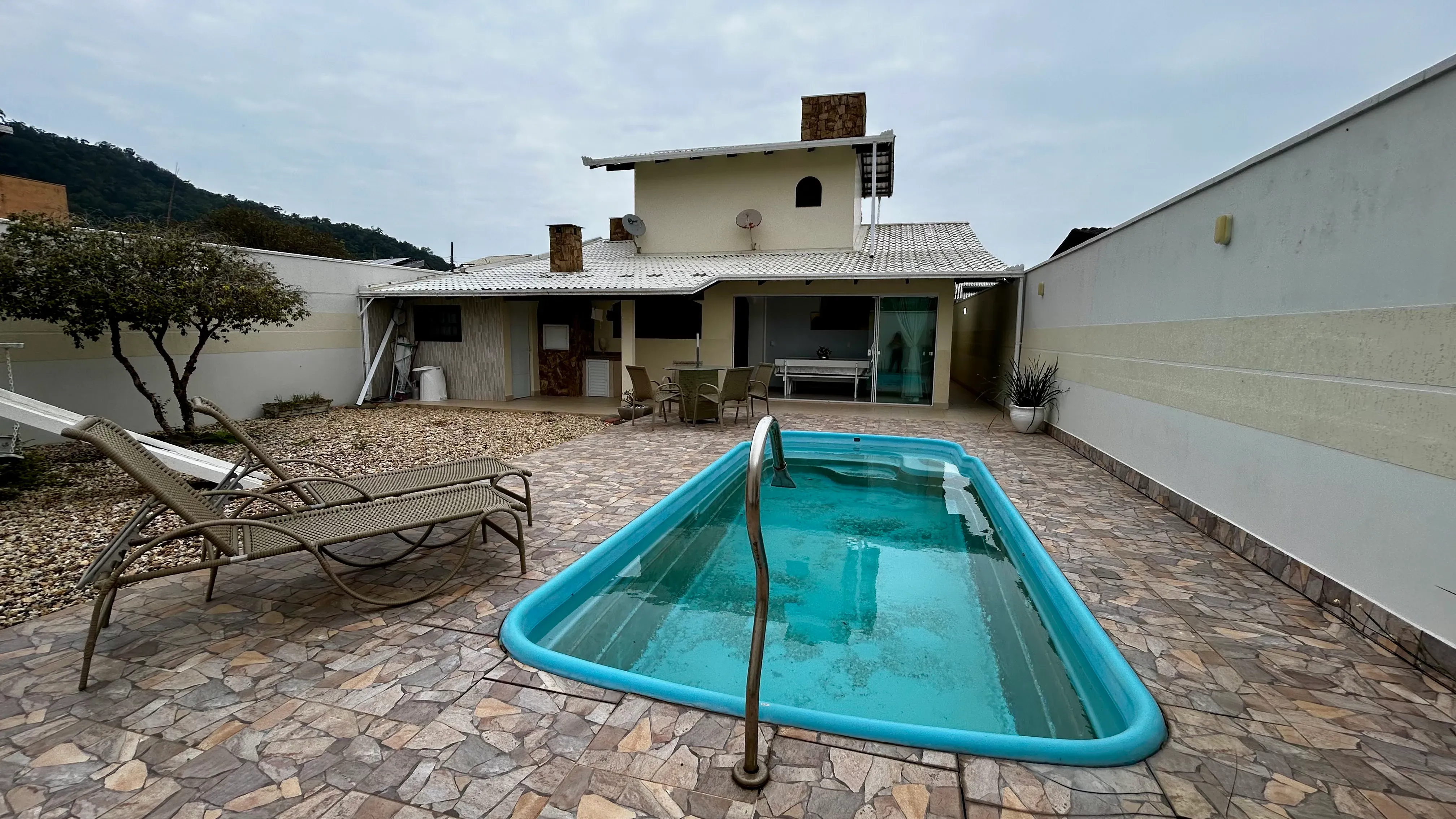 Casa de alto padrão 3 dormitórios sendo 1 suíte 1 vaga, Prainha de São Miguel - Penha/SC