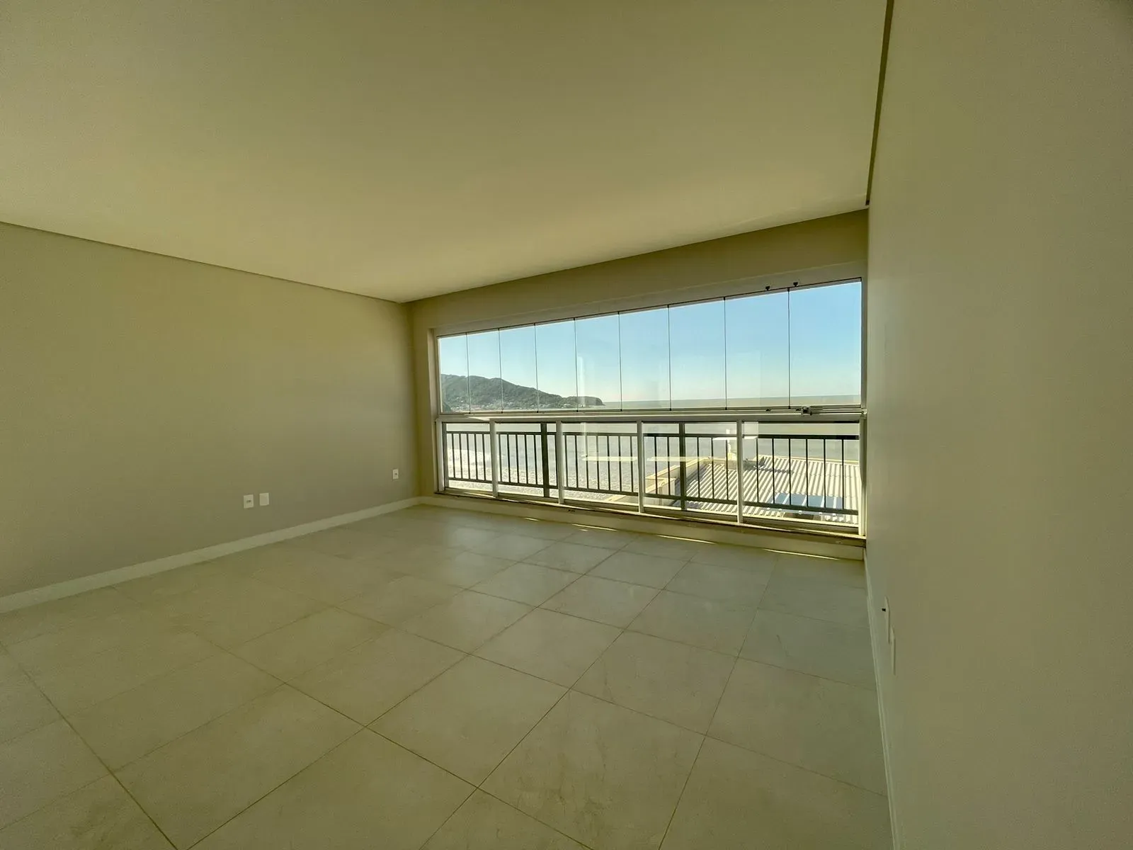 Apartamento frente mar com 3 dormitórios sendo 1 suíte e 1 vaga em Navegantes/SC