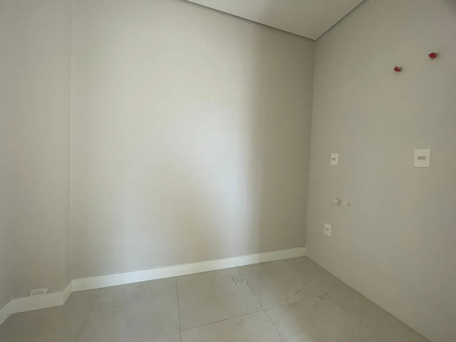 Apartamento frente mar com 3 dormitórios sendo 1 suíte e 1 vaga em Navegantes/SC