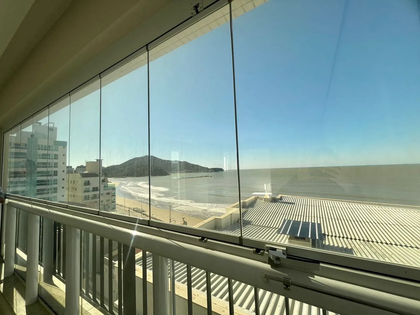 Apartamento frente mar com 3 dormitórios sendo 1 suíte e 1 vaga em Navegantes/SC