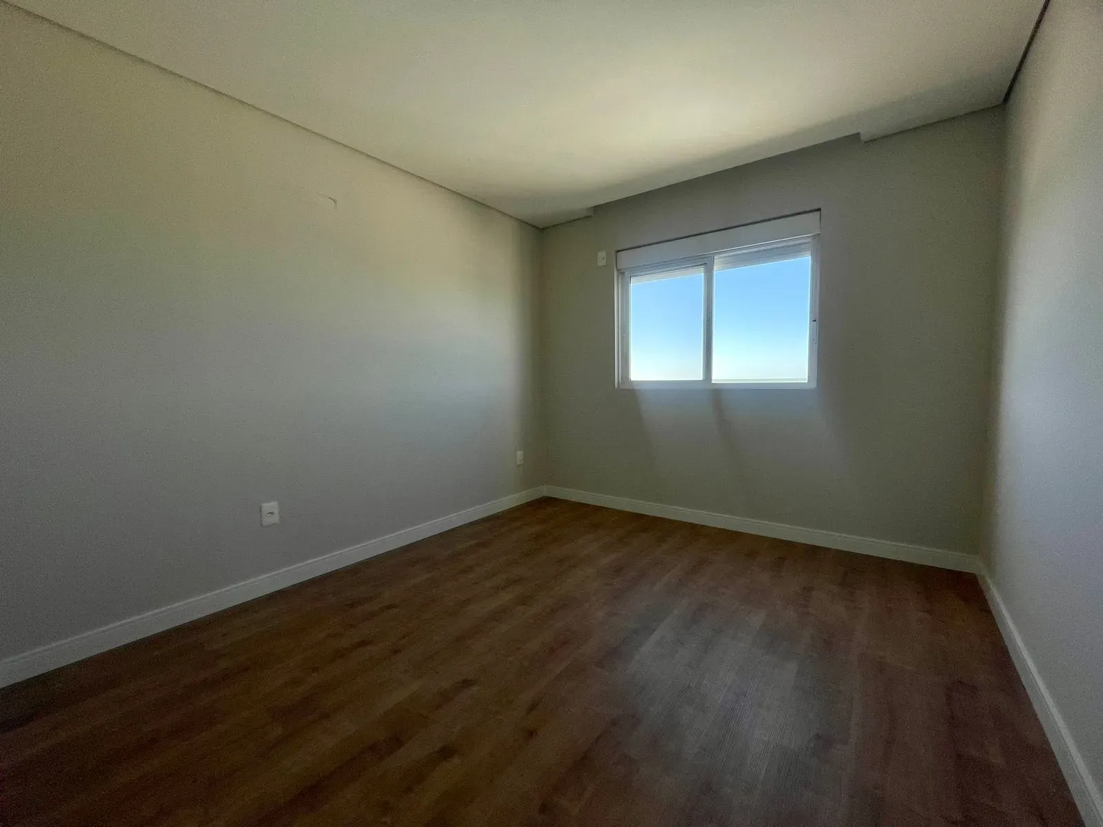 Apartamento frente mar com 3 dormitórios sendo 1 suíte e 1 vaga em Navegantes/SC