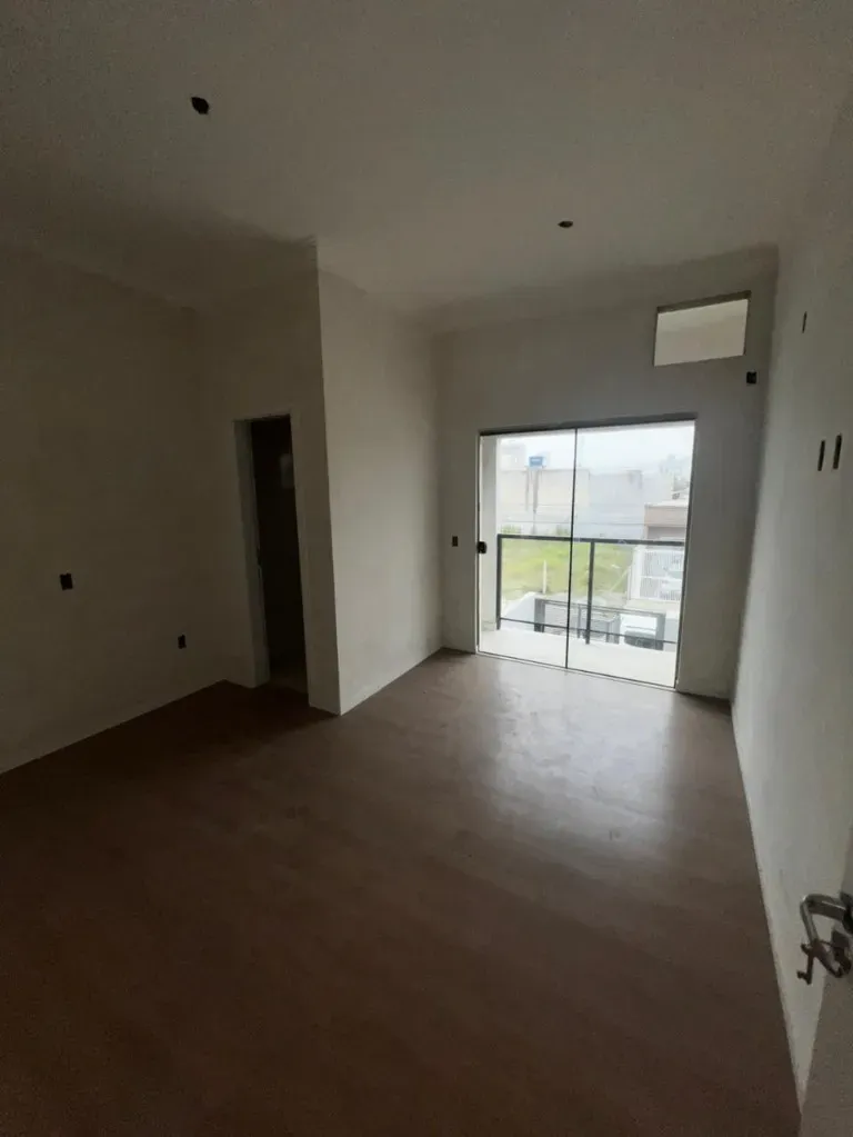 Casa geminada com 3 dormitórios sendo 1 suíte e 2 vagas em bairro Morretes Itapema/SC