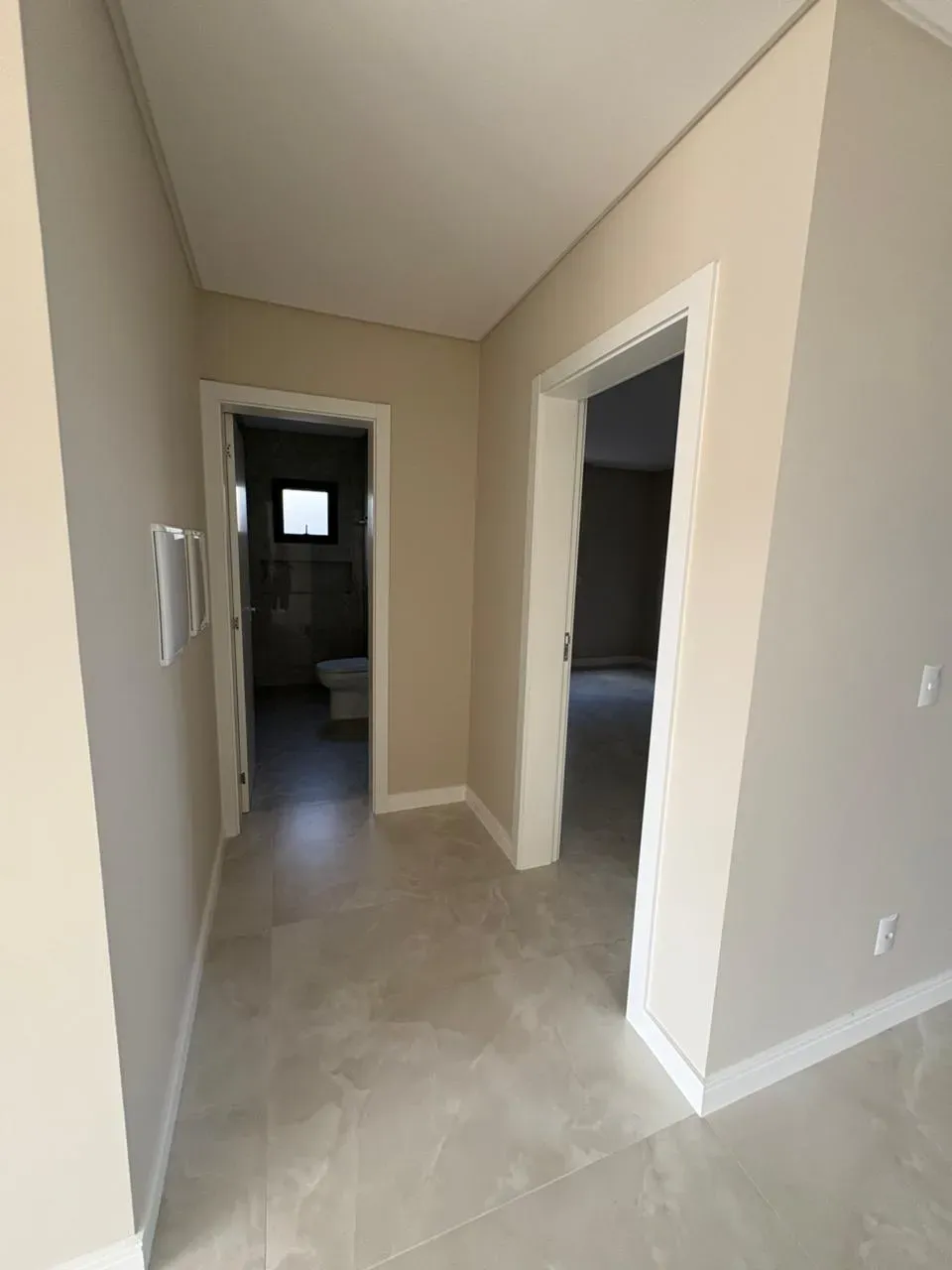 Casa de alto padrão em condomínio fechado com 4 dormitórios sendo 3 suítes e 4 vagas de garagem em Camboriú/SC